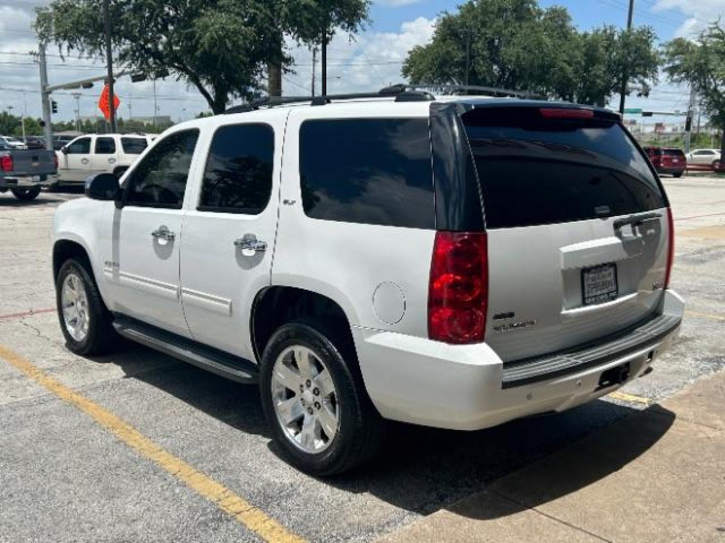 2012 Summit White GMC Yukon SLT1 2WD (1GKS1CE08CR) with an 5.3L V8 OHV 16V FFV engine, 6-Speed Automatic transmission, located at 12182 Garland Rd, Dallas, TX, 75218, (214) 521-2040, 0.000000, 0.000000 - Photo#4