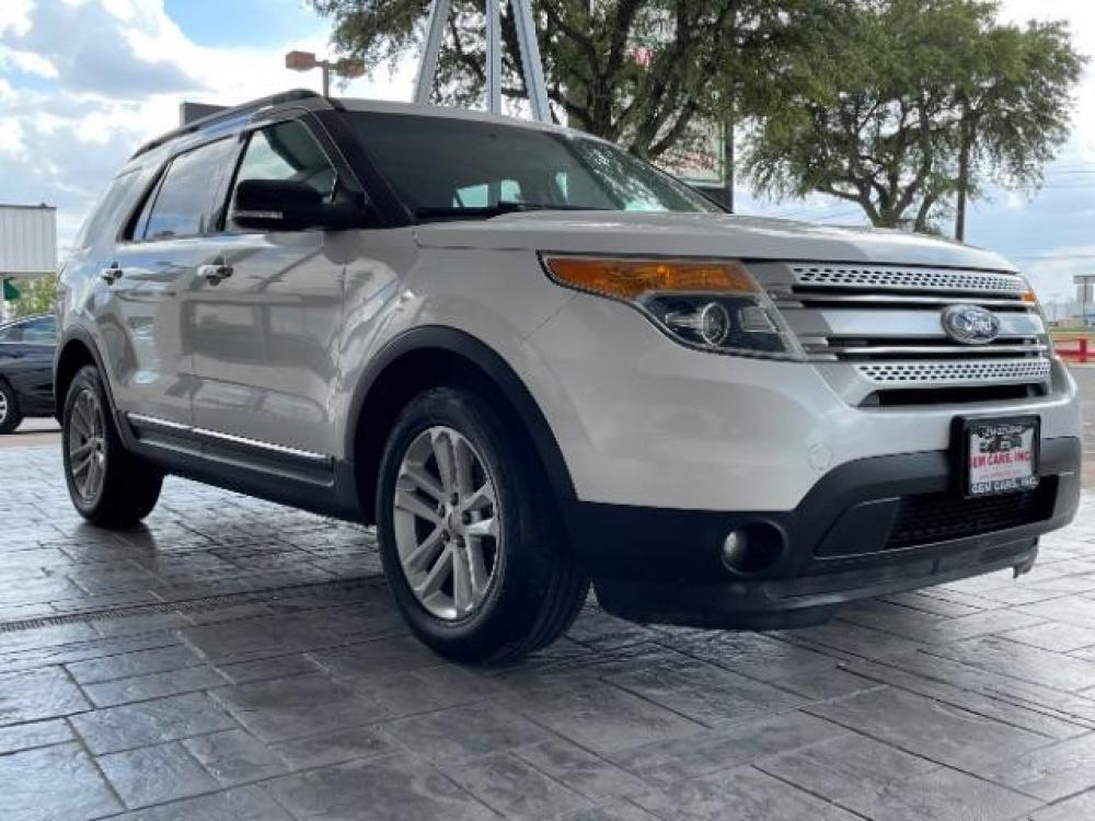 2015 White Platinum Metal Ford Explorer XLT FWD (1FM5K7D85FG) with an 3.5L V6 DOHC 24V engine, 6-Speed Automatic transmission, located at 12182 Garland Rd, Dallas, TX, 75218, (214) 521-2040, 0.000000, 0.000000 - Photo #0