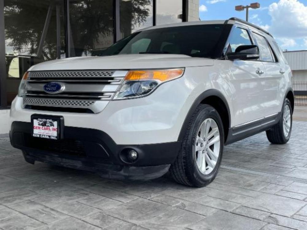 2015 White Platinum Metal Ford Explorer XLT FWD (1FM5K7D85FG) with an 3.5L V6 DOHC 24V engine, 6-Speed Automatic transmission, located at 12182 Garland Rd, Dallas, TX, 75218, (214) 521-2040, 0.000000, 0.000000 - Photo #9