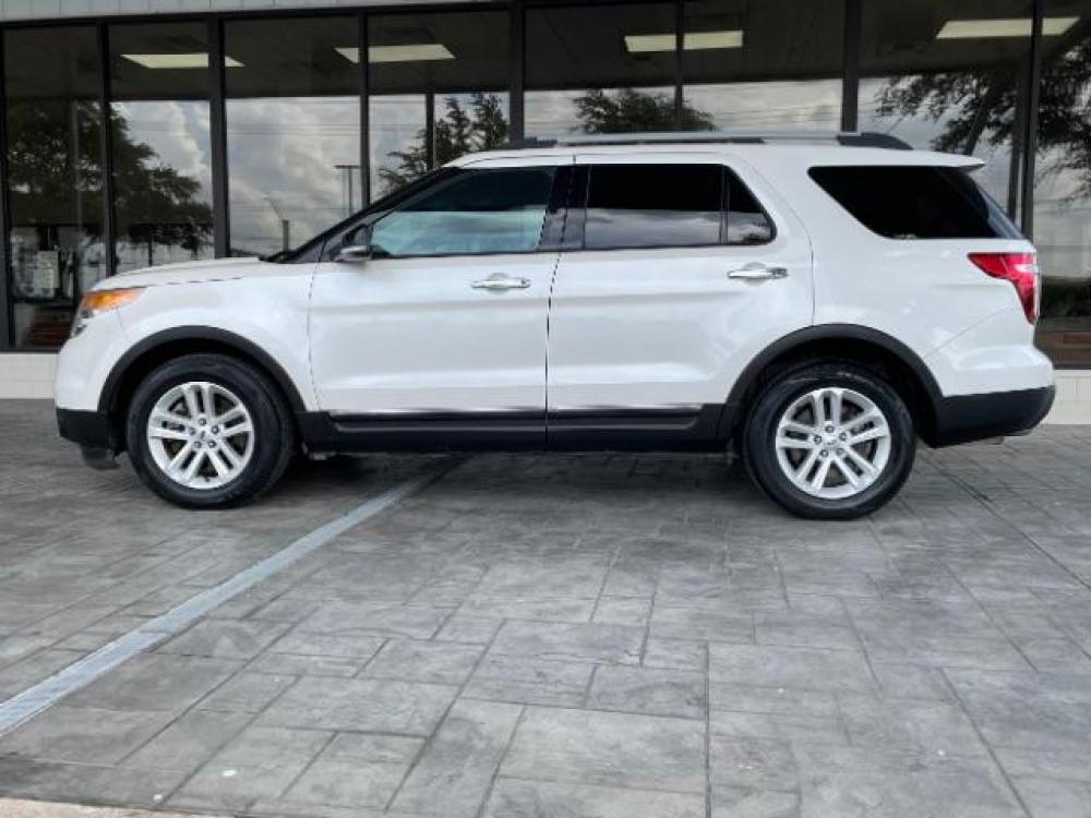 2015 White Platinum Metal Ford Explorer XLT FWD (1FM5K7D85FG) with an 3.5L V6 DOHC 24V engine, 6-Speed Automatic transmission, located at 12182 Garland Rd, Dallas, TX, 75218, (214) 521-2040, 0.000000, 0.000000 - Photo #2