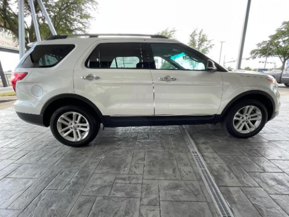 2015 White Platinum Metal Ford Explorer XLT FWD (1FM5K7D85FG) with an 3.5L V6 DOHC 24V engine, 6-Speed Automatic transmission, located at 12182 Garland Rd, Dallas, TX, 75218, (214) 521-2040, 0.000000, 0.000000 - Photo #5