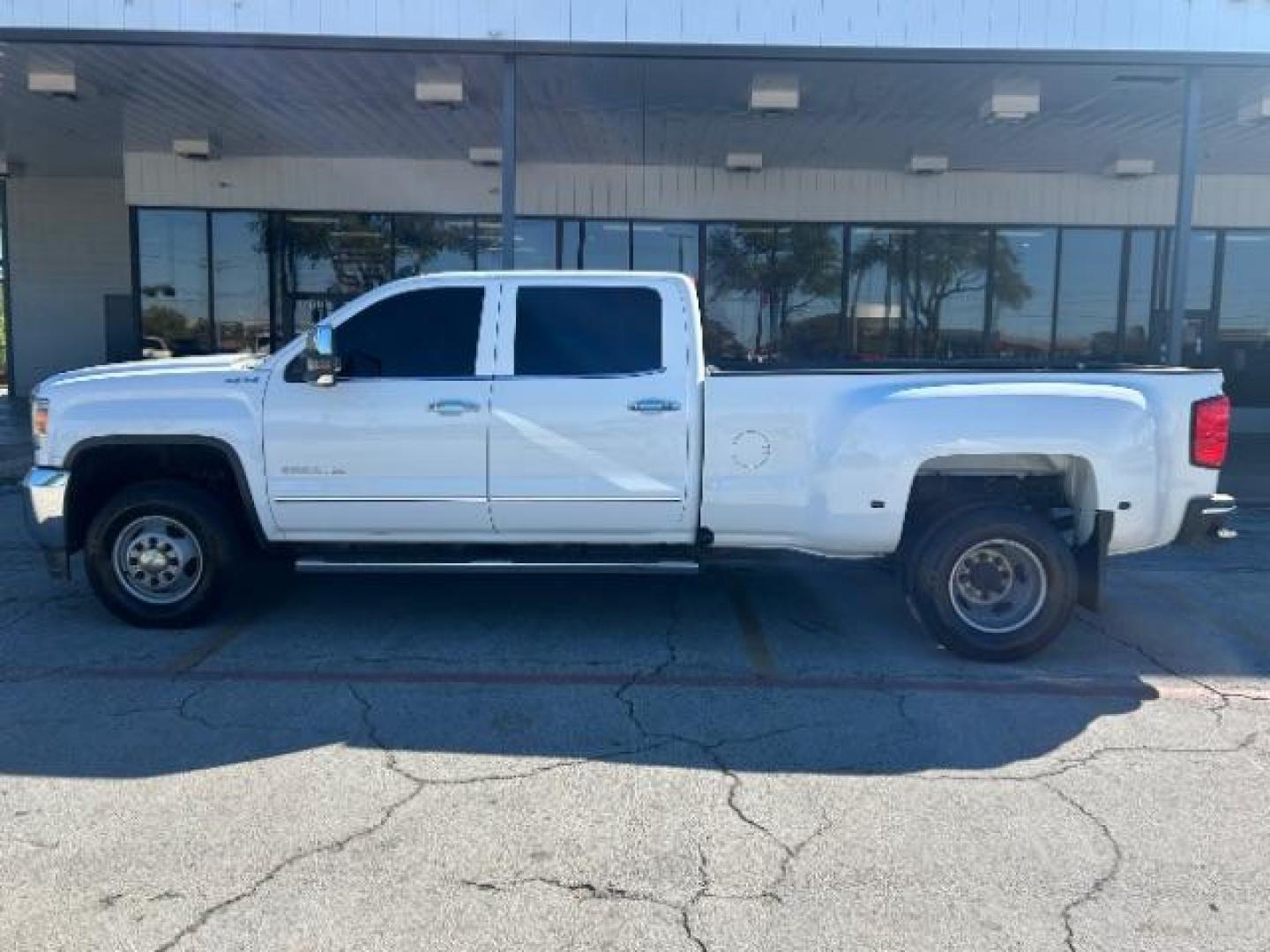 2018 Summit White GMC Sierra 3500HD SLT Crew Cab 4WD (1GT42XCG9JF) with an 6.0L V8 OHV 16V FFV engine, 6-Speed Automatic transmission, located at 12182 Garland Rd, Dallas, TX, 75218, (214) 521-2040, 0.000000, 0.000000 - Photo#3