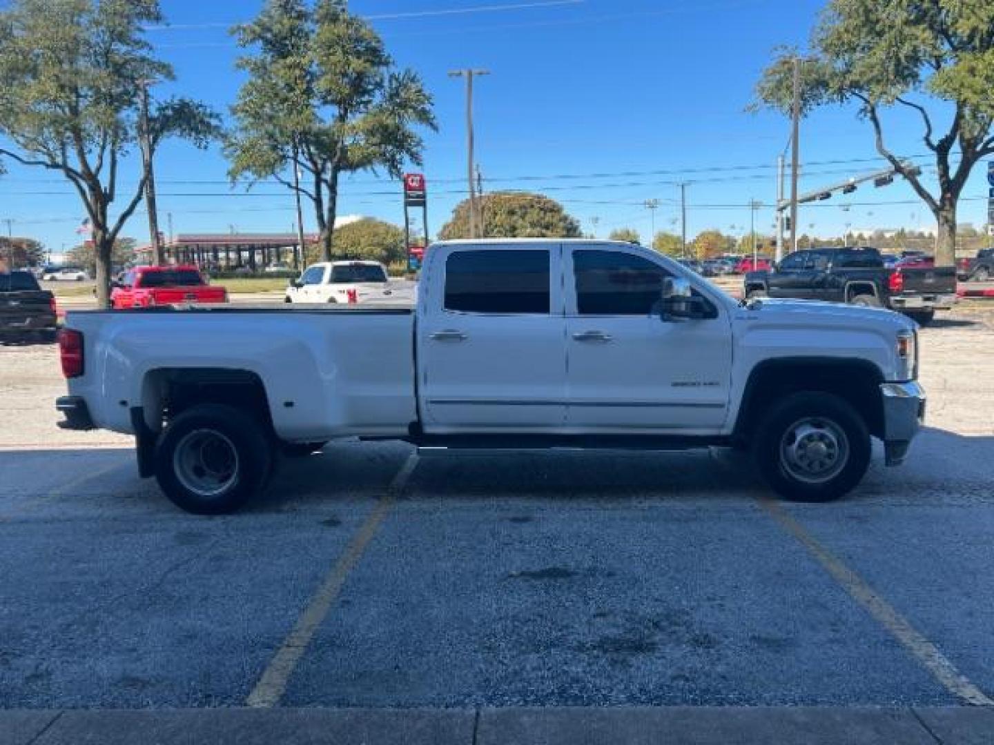 2018 Summit White GMC Sierra 3500HD SLT Crew Cab 4WD (1GT42XCG9JF) with an 6.0L V8 OHV 16V FFV engine, 6-Speed Automatic transmission, located at 12182 Garland Rd, Dallas, TX, 75218, (214) 521-2040, 0.000000, 0.000000 - Photo#7