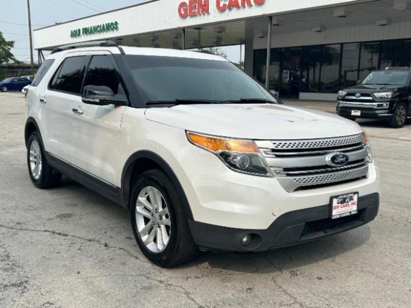 2014 White /Charcoal Black Ford Explorer XLT 4WD (1FM5K8D85EG) with an 3.5L V6 DOHC 24V engine, 6-Speed Automatic transmission, located at 12182 Garland Rd, Dallas, TX, 75218, (214) 521-2040, 0.000000, 0.000000 - Photo#0