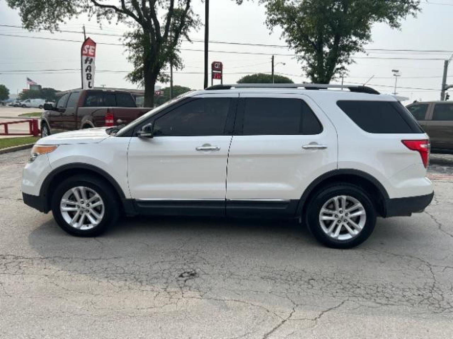 2014 White /Charcoal Black Ford Explorer XLT 4WD (1FM5K8D85EG) with an 3.5L V6 DOHC 24V engine, 6-Speed Automatic transmission, located at 12182 Garland Rd, Dallas, TX, 75218, (214) 521-2040, 0.000000, 0.000000 - Photo#3