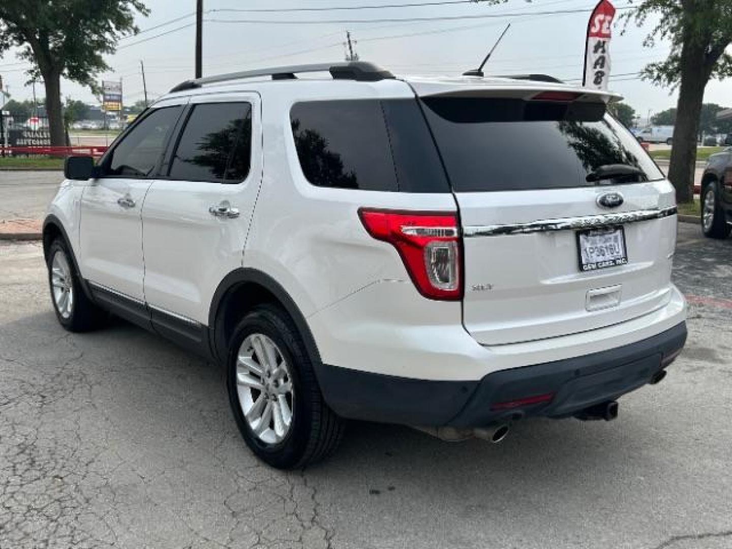 2014 White /Charcoal Black Ford Explorer XLT 4WD (1FM5K8D85EG) with an 3.5L V6 DOHC 24V engine, 6-Speed Automatic transmission, located at 12182 Garland Rd, Dallas, TX, 75218, (214) 521-2040, 0.000000, 0.000000 - Photo#4