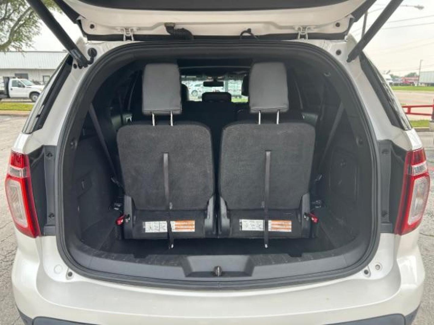 2014 White /Charcoal Black Ford Explorer XLT 4WD (1FM5K8D85EG) with an 3.5L V6 DOHC 24V engine, 6-Speed Automatic transmission, located at 12182 Garland Rd, Dallas, TX, 75218, (214) 521-2040, 0.000000, 0.000000 - Photo#6