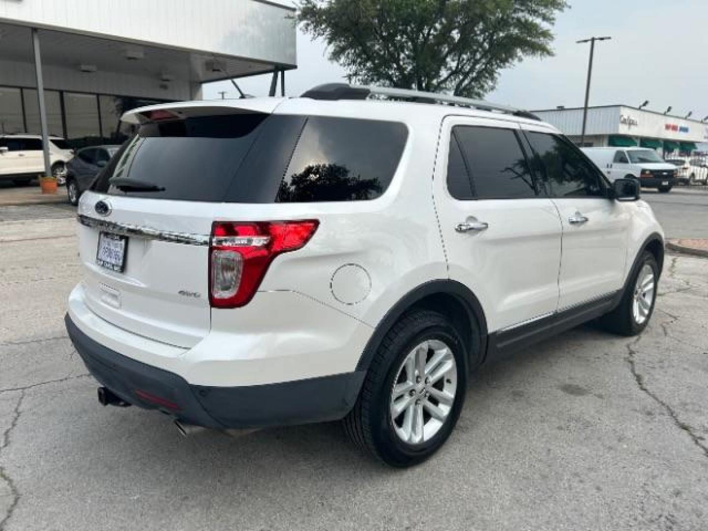 2014 White /Charcoal Black Ford Explorer XLT 4WD (1FM5K8D85EG) with an 3.5L V6 DOHC 24V engine, 6-Speed Automatic transmission, located at 12182 Garland Rd, Dallas, TX, 75218, (214) 521-2040, 0.000000, 0.000000 - Photo#7