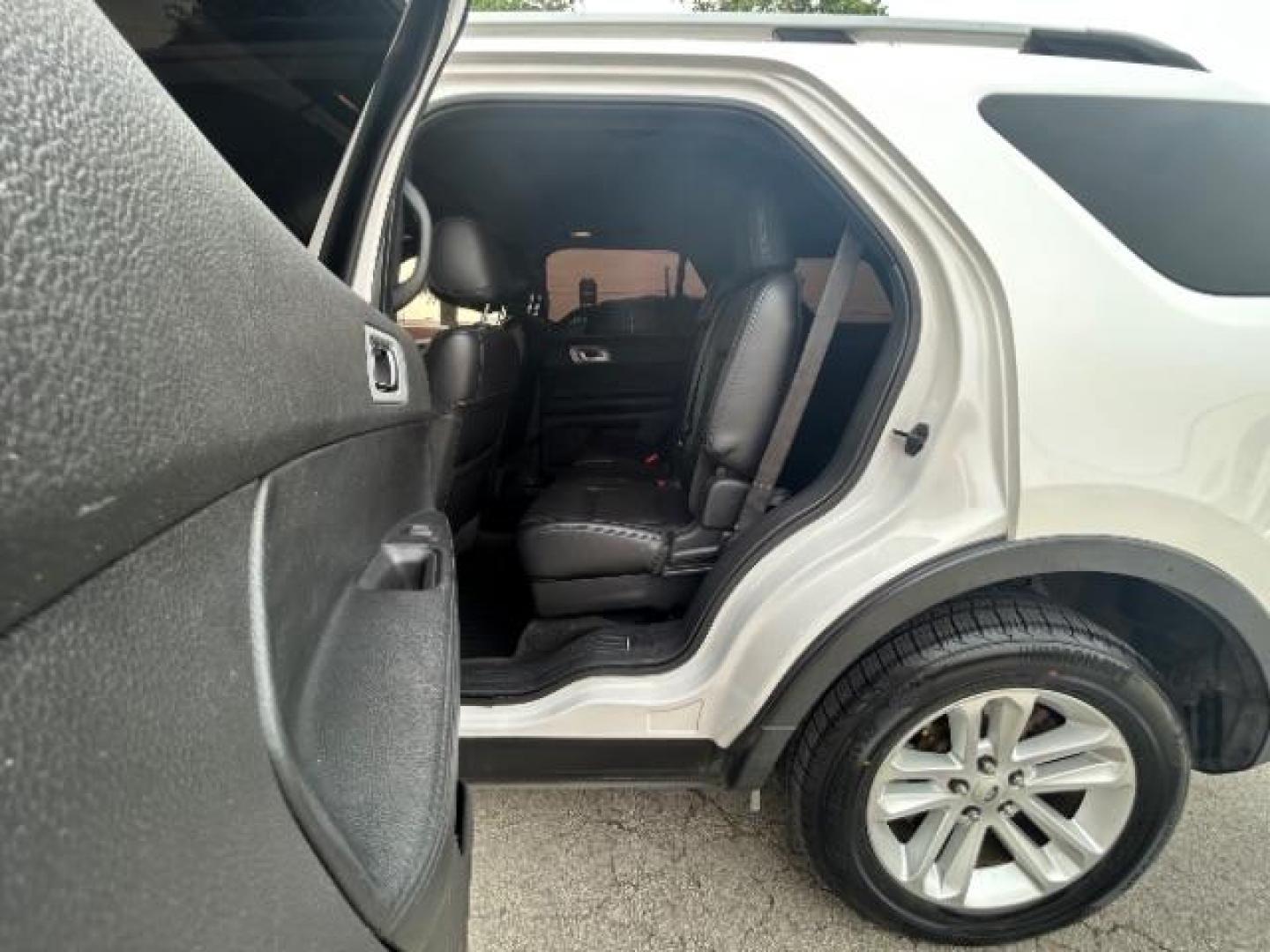 2014 White /Charcoal Black Ford Explorer XLT 4WD (1FM5K8D85EG) with an 3.5L V6 DOHC 24V engine, 6-Speed Automatic transmission, located at 12182 Garland Rd, Dallas, TX, 75218, (214) 521-2040, 0.000000, 0.000000 - Photo#12