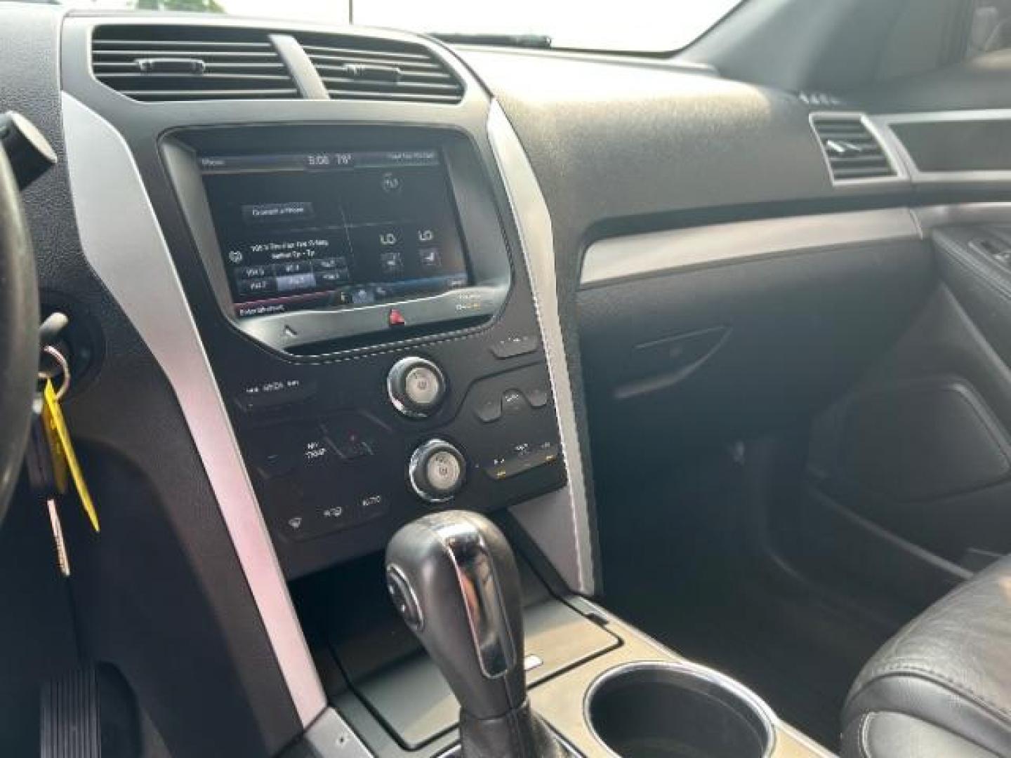 2014 White /Charcoal Black Ford Explorer XLT 4WD (1FM5K8D85EG) with an 3.5L V6 DOHC 24V engine, 6-Speed Automatic transmission, located at 12182 Garland Rd, Dallas, TX, 75218, (214) 521-2040, 0.000000, 0.000000 - Photo#16