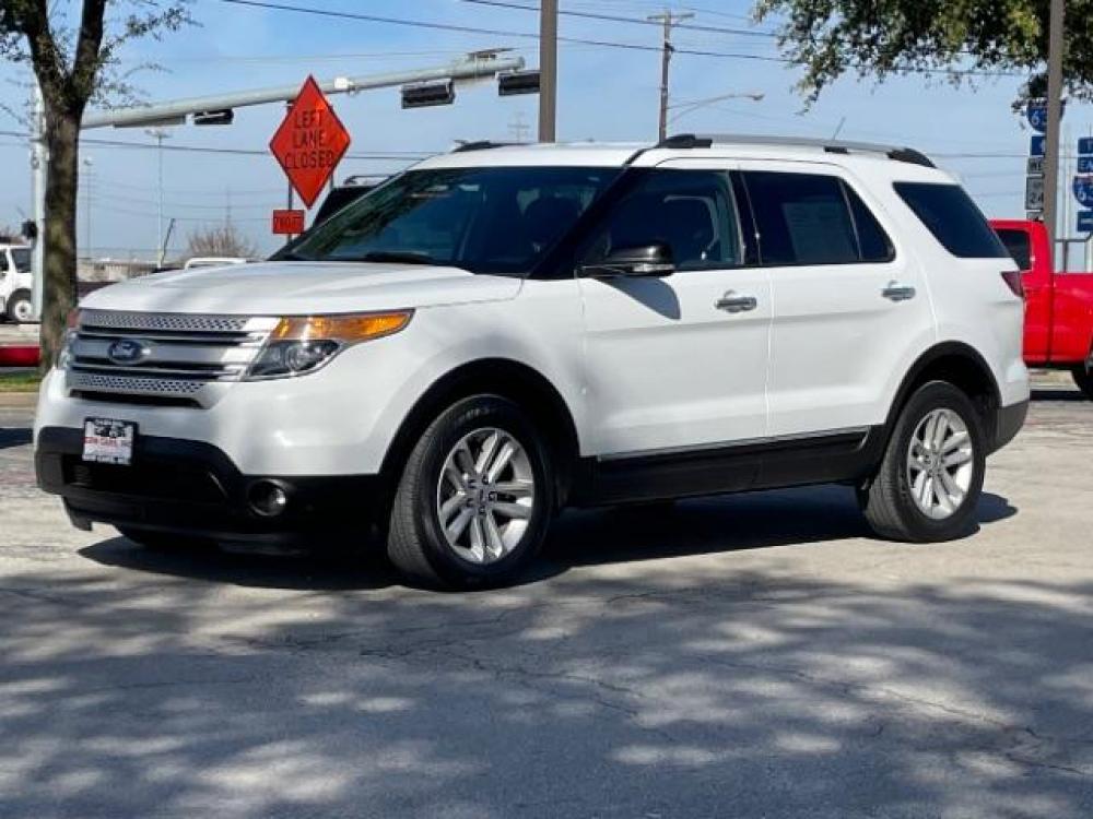 2013 Oxford White Ford Explorer XLT 4WD (1FM5K8D81DG) with an 3.5L V6 DOHC 24V engine, 6-Speed Automatic transmission, located at 12182 Garland Rd, Dallas, TX, 75218, (214) 521-2040, 0.000000, 0.000000 - Photo #2
