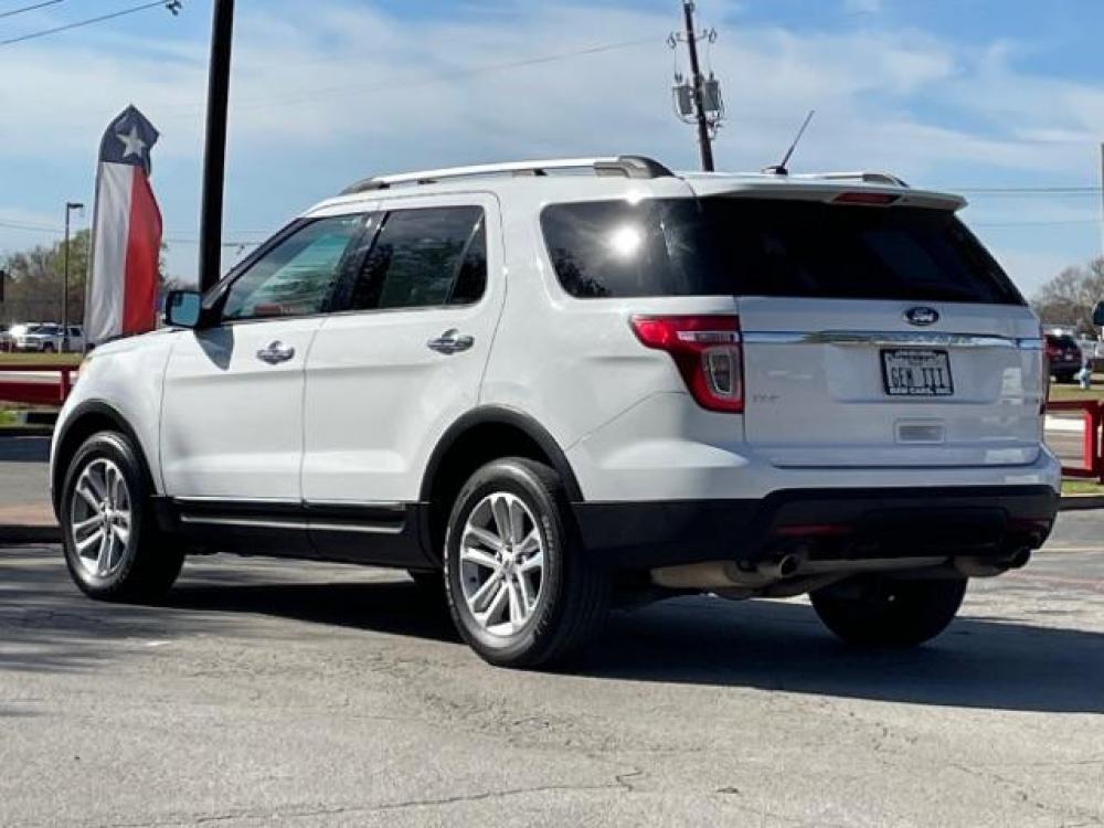 2013 Oxford White Ford Explorer XLT 4WD (1FM5K8D81DG) with an 3.5L V6 DOHC 24V engine, 6-Speed Automatic transmission, located at 12182 Garland Rd, Dallas, TX, 75218, (214) 521-2040, 0.000000, 0.000000 - Photo #4