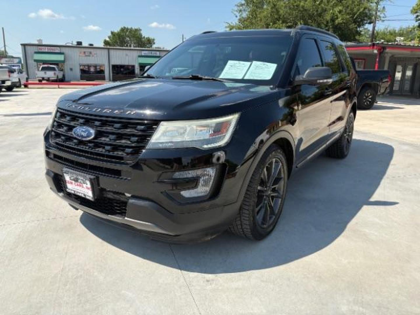 2017 Shadow Black Ford Explorer XLT FWD (1FM5K7D81HG) with an 3.5L V6 DOHC 24V engine, 6-Speed Automatic transmission, located at 12182 Garland Rd, Dallas, TX, 75218, (214) 521-2040, 0.000000, 0.000000 - Photo#4