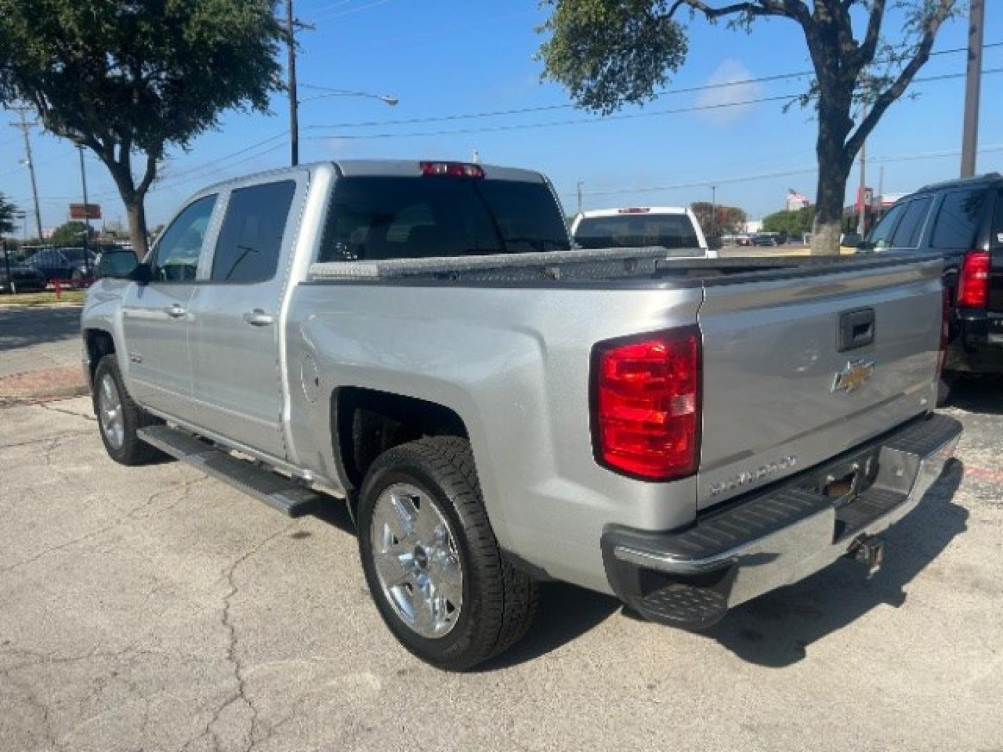 2015 Silver Chevrolet Silverado 1500 LT Crew Cab 2WD (3GCPCREC1FG) with an 5.3L V8 OHV 16V engine, 6-Speed Automatic transmission, located at 12182 Garland Rd, Dallas, TX, 75218, (214) 521-2040, 0.000000, 0.000000- Photo#4