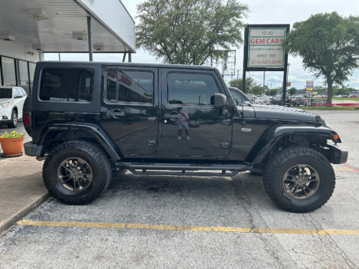 2017 Black Clear Coat Jeep Wrangler Unlimited Sahara 4WD (1C4BJWEG7HL) with an 3.6L V6 DOHC 24V FFV engine, located at 12182 Garland Rd, Dallas, TX, 75218, (214) 521-2040, 0.000000, 0.000000 - Photo#8