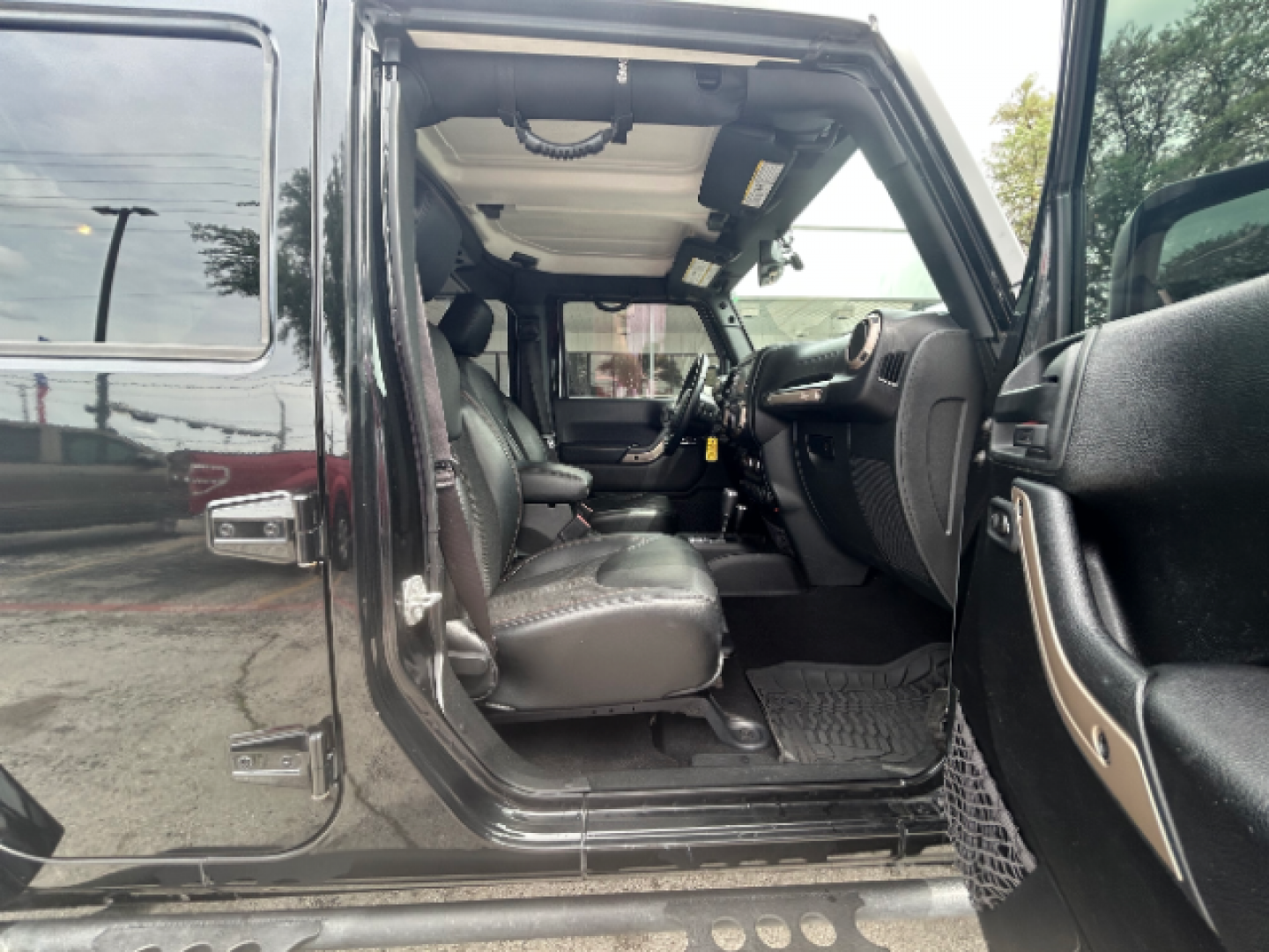 2017 Black Clear Coat Jeep Wrangler Unlimited Sahara 4WD (1C4BJWEG7HL) with an 3.6L V6 DOHC 24V FFV engine, located at 12182 Garland Rd, Dallas, TX, 75218, (214) 521-2040, 0.000000, 0.000000 - Photo#9