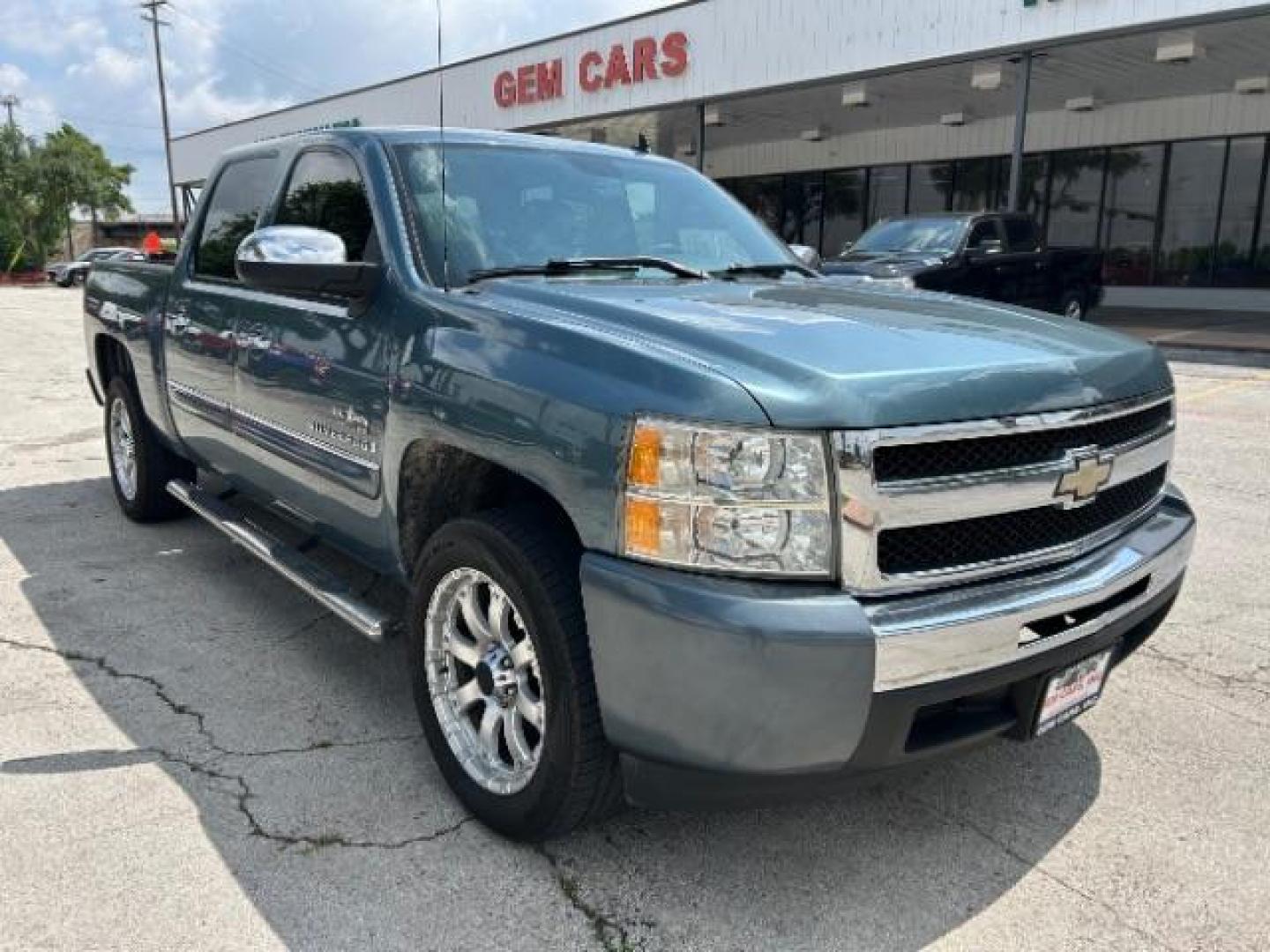 2009 Blue Granite Metalli Chevrolet Silverado 1500 LT1 Crew Cab 2WD (3GCEC23J09G) with an 5.3L V8 OHV 16V engine, 6-Speed Automatic transmission, located at 12182 Garland Rd, Dallas, TX, 75218, (214) 521-2040, 0.000000, 0.000000 - Photo#0