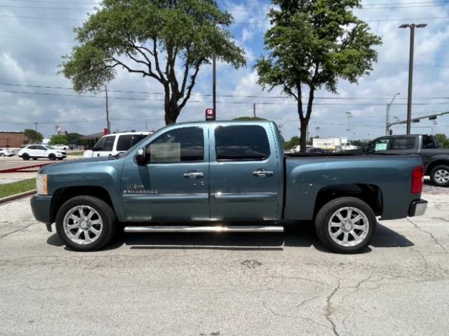 2009 Blue Granite Metalli Chevrolet Silverado 1500 LT1 Crew Cab 2WD (3GCEC23J09G) with an 5.3L V8 OHV 16V engine, 6-Speed Automatic transmission, located at 12182 Garland Rd, Dallas, TX, 75218, (214) 521-2040, 0.000000, 0.000000 - Photo#5