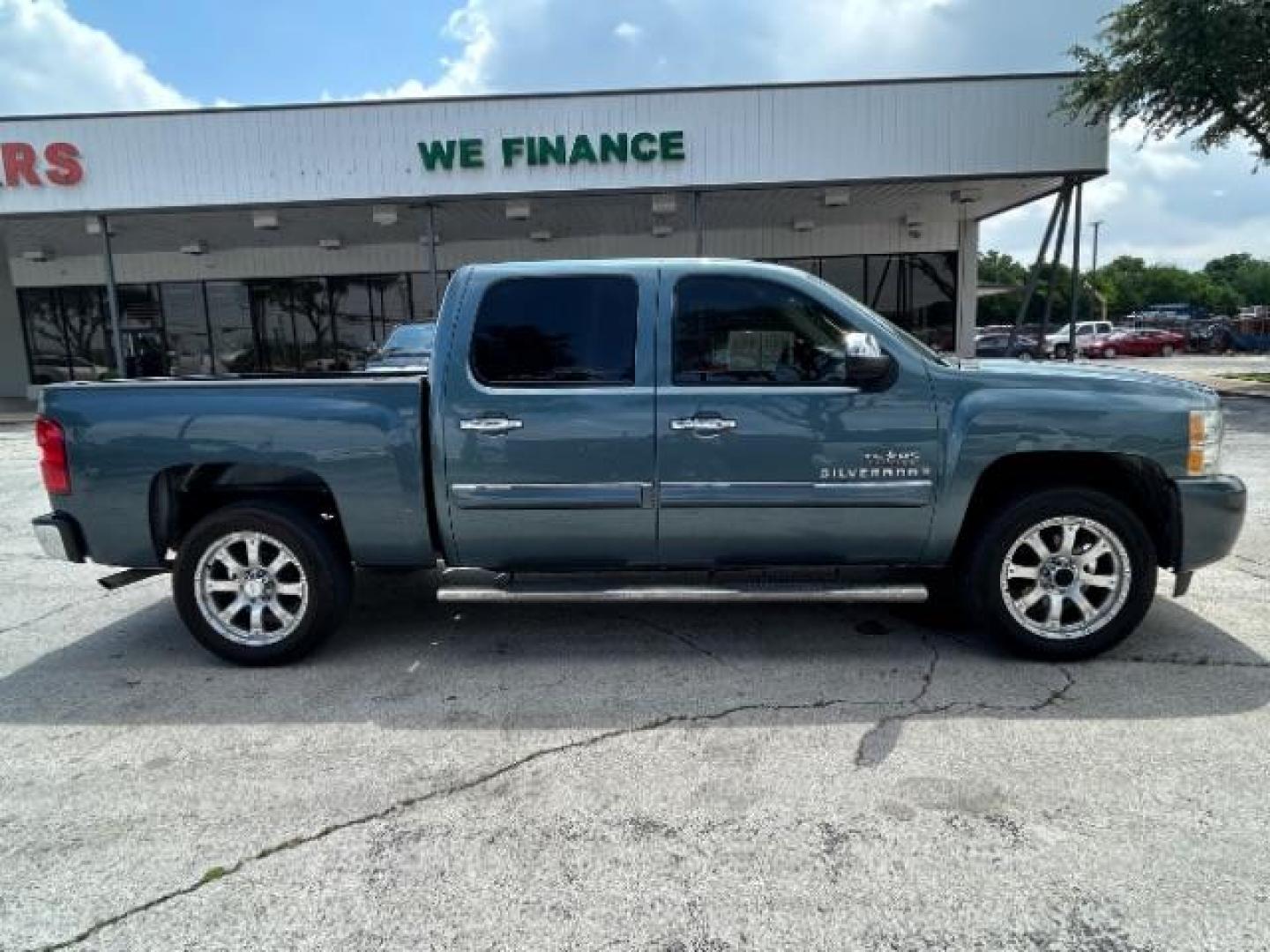 2009 Blue Granite Metalli Chevrolet Silverado 1500 LT1 Crew Cab 2WD (3GCEC23J09G) with an 5.3L V8 OHV 16V engine, 6-Speed Automatic transmission, located at 12182 Garland Rd, Dallas, TX, 75218, (214) 521-2040, 0.000000, 0.000000 - Photo#6