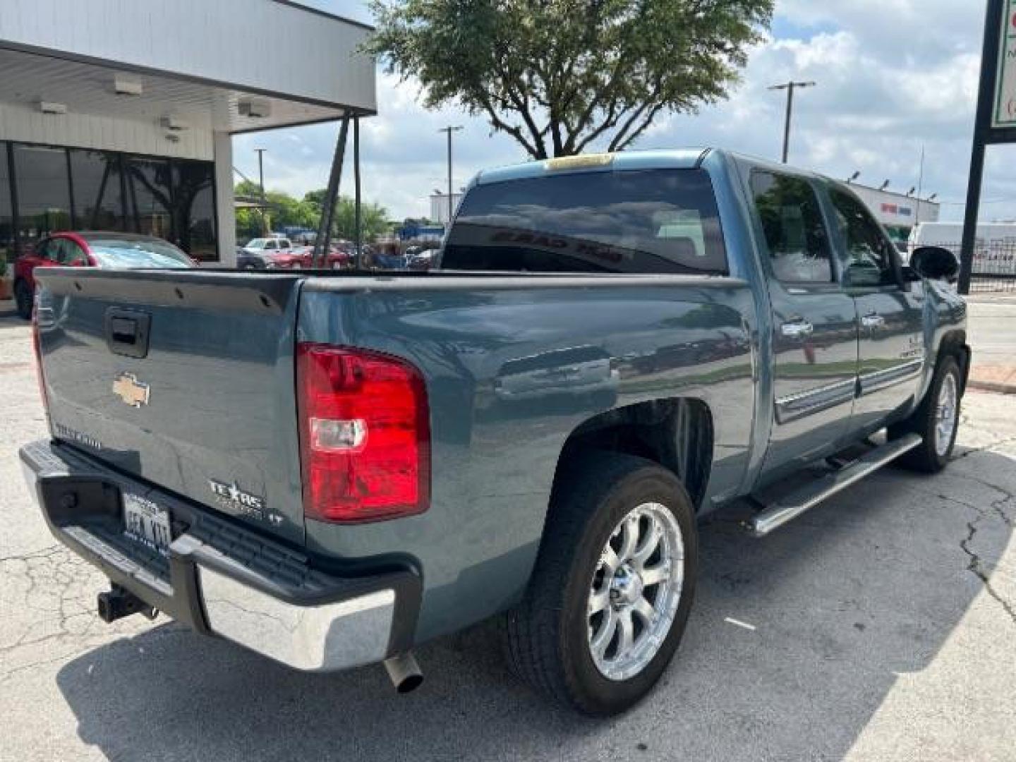 2009 Blue Granite Metalli Chevrolet Silverado 1500 LT1 Crew Cab 2WD (3GCEC23J09G) with an 5.3L V8 OHV 16V engine, 6-Speed Automatic transmission, located at 12182 Garland Rd, Dallas, TX, 75218, (214) 521-2040, 0.000000, 0.000000 - Photo#7