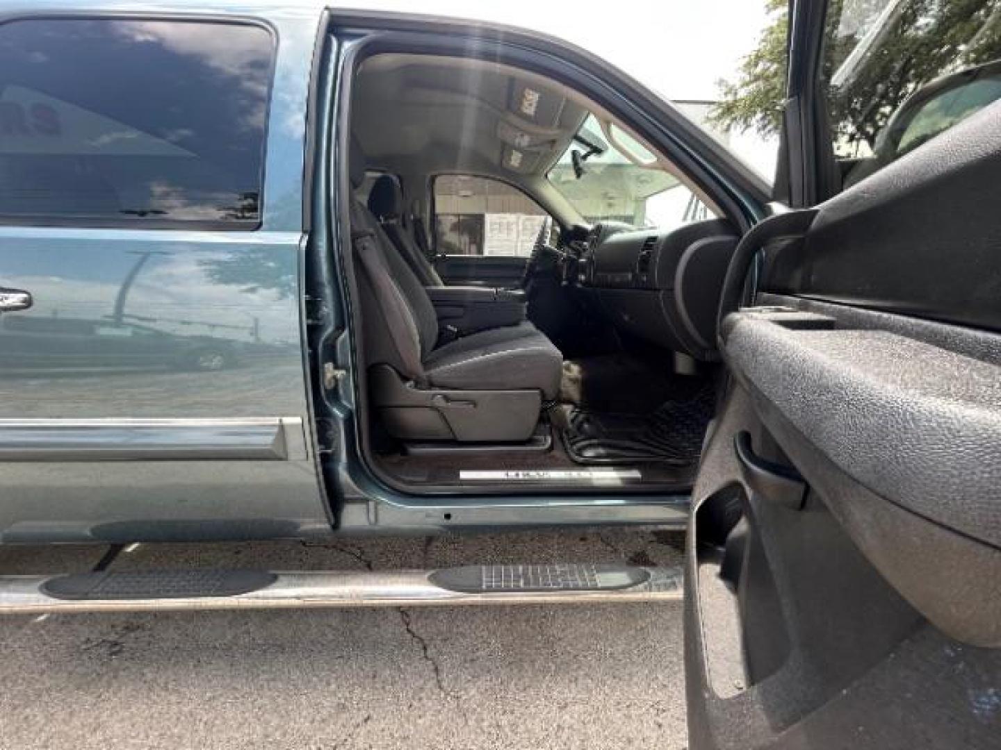 2009 Blue Granite Metalli Chevrolet Silverado 1500 LT1 Crew Cab 2WD (3GCEC23J09G) with an 5.3L V8 OHV 16V engine, 6-Speed Automatic transmission, located at 12182 Garland Rd, Dallas, TX, 75218, (214) 521-2040, 0.000000, 0.000000 - Photo#9