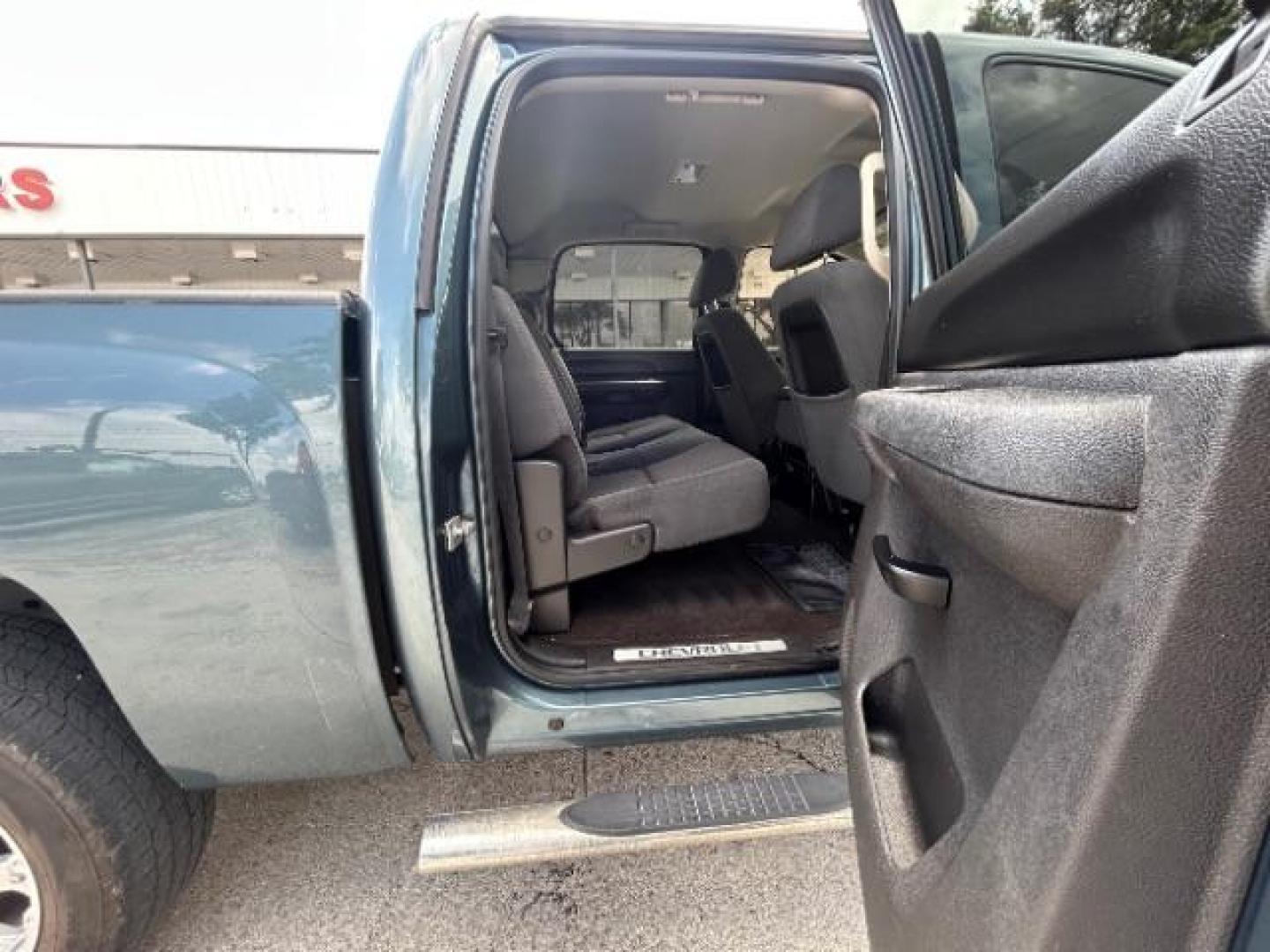 2009 Blue Granite Metalli Chevrolet Silverado 1500 LT1 Crew Cab 2WD (3GCEC23J09G) with an 5.3L V8 OHV 16V engine, 6-Speed Automatic transmission, located at 12182 Garland Rd, Dallas, TX, 75218, (214) 521-2040, 0.000000, 0.000000 - Photo#10