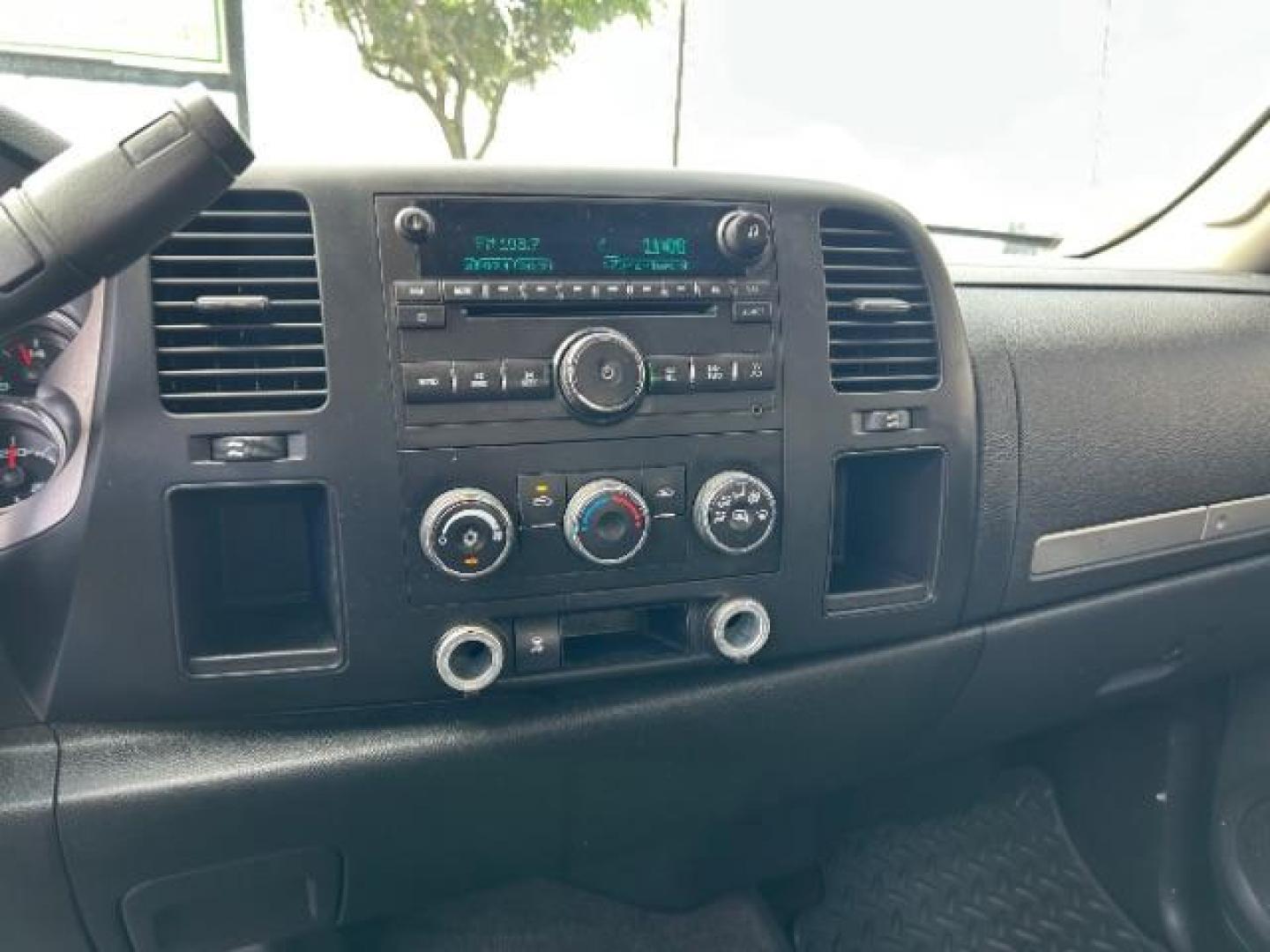 2009 Blue Granite Metalli Chevrolet Silverado 1500 LT1 Crew Cab 2WD (3GCEC23J09G) with an 5.3L V8 OHV 16V engine, 6-Speed Automatic transmission, located at 12182 Garland Rd, Dallas, TX, 75218, (214) 521-2040, 0.000000, 0.000000 - Photo#17