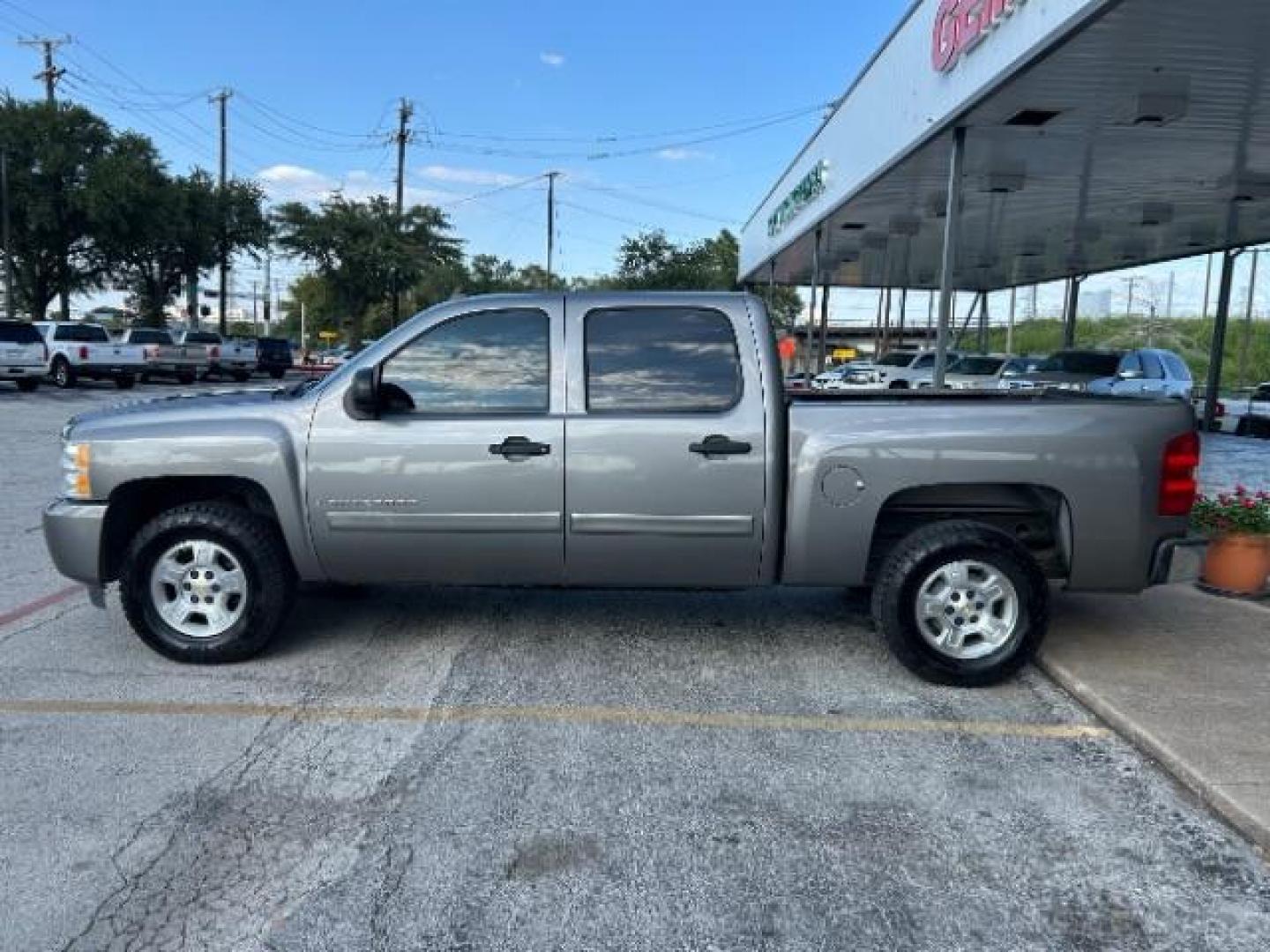 2008 Graystone Metallic Chevrolet Silverado 1500 LT1 Crew Cab 2WD (3GCEC13J38G) with an 5.3L V8 OHV 16V engine, 4-Speed Automatic transmission, located at 12182 Garland Rd, Dallas, TX, 75218, (214) 521-2040, 0.000000, 0.000000 - Photo#3