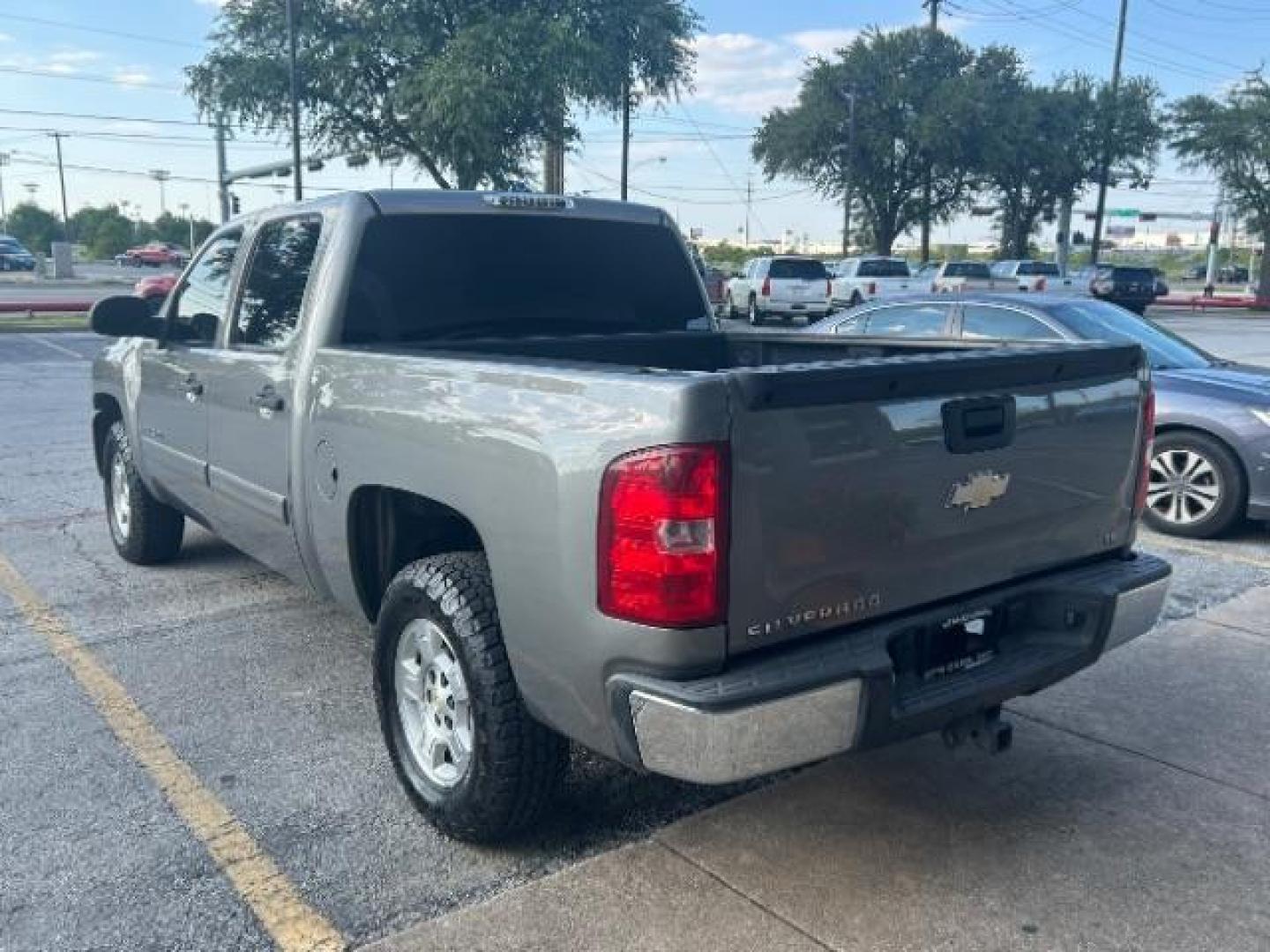 2008 Graystone Metallic Chevrolet Silverado 1500 LT1 Crew Cab 2WD (3GCEC13J38G) with an 5.3L V8 OHV 16V engine, 4-Speed Automatic transmission, located at 12182 Garland Rd, Dallas, TX, 75218, (214) 521-2040, 0.000000, 0.000000 - Photo#4