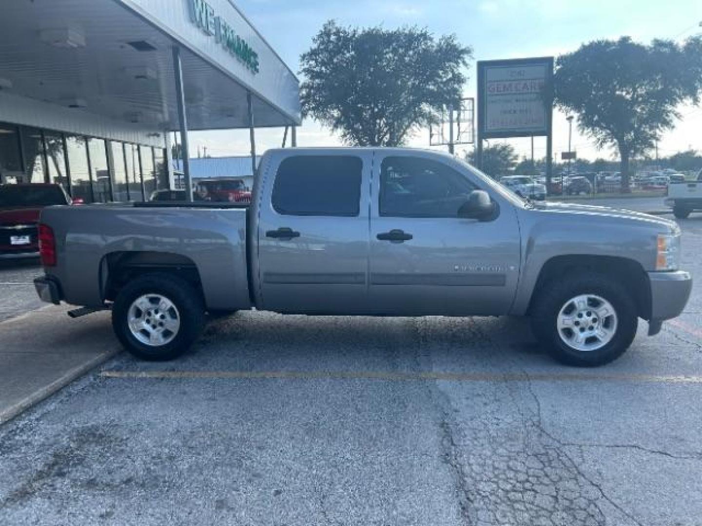 2008 Graystone Metallic Chevrolet Silverado 1500 LT1 Crew Cab 2WD (3GCEC13J38G) with an 5.3L V8 OHV 16V engine, 4-Speed Automatic transmission, located at 12182 Garland Rd, Dallas, TX, 75218, (214) 521-2040, 0.000000, 0.000000 - Photo#7