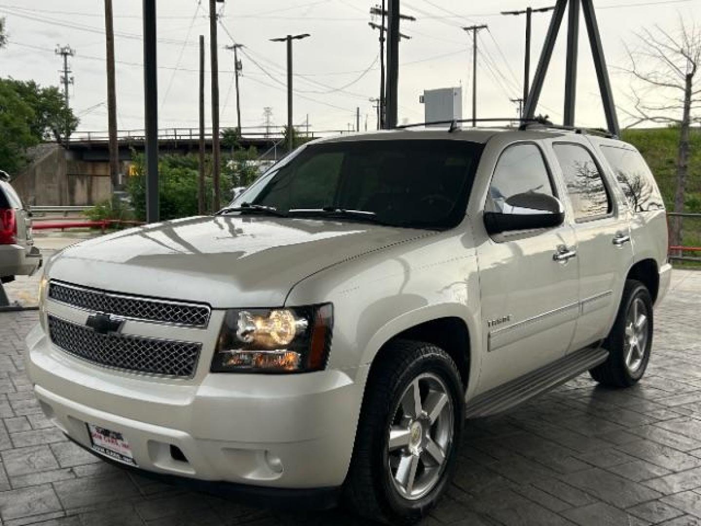 2011 White Diamond /Light Cashmere/Dark Chevrolet Tahoe LTZ 2WD (1GNSCCE05BR) with an 5.3L V8 OHV 16V FFV engine, 6-Speed Automatic transmission, located at 12182 Garland Rd, Dallas, TX, 75218, (214) 521-2040, 0.000000, 0.000000 - Photo#2