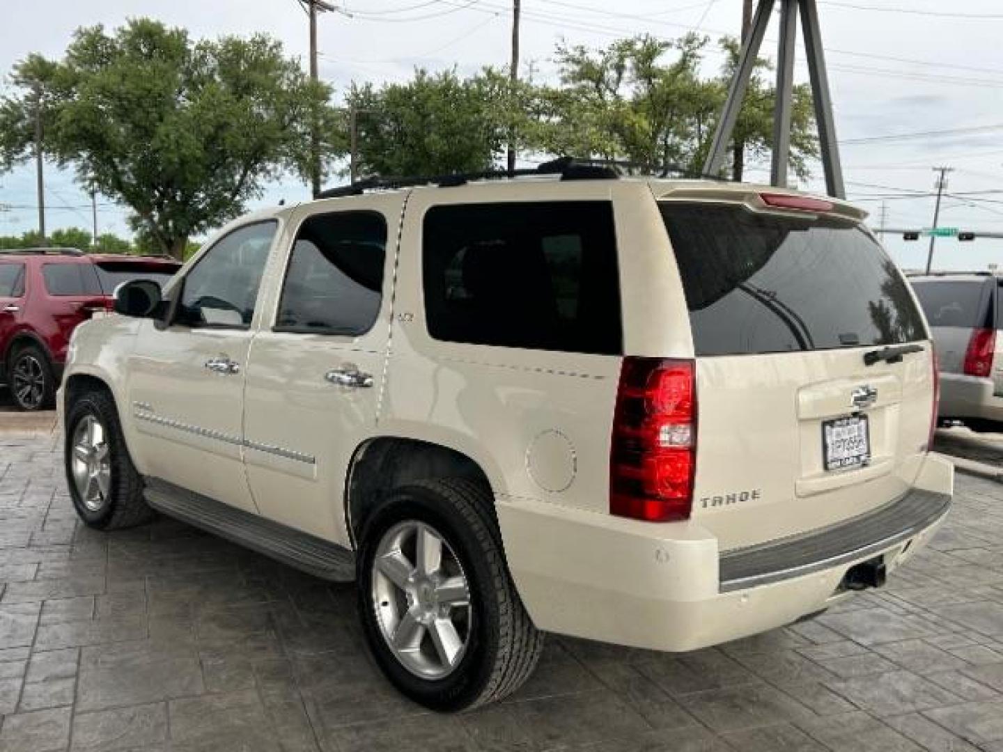 2011 White Diamond /Light Cashmere/Dark Chevrolet Tahoe LTZ 2WD (1GNSCCE05BR) with an 5.3L V8 OHV 16V FFV engine, 6-Speed Automatic transmission, located at 12182 Garland Rd, Dallas, TX, 75218, (214) 521-2040, 0.000000, 0.000000 - Photo#4