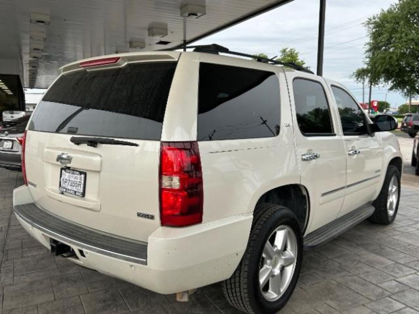 2011 White Diamond /Light Cashmere/Dark Chevrolet Tahoe LTZ 2WD (1GNSCCE05BR) with an 5.3L V8 OHV 16V FFV engine, 6-Speed Automatic transmission, located at 12182 Garland Rd, Dallas, TX, 75218, (214) 521-2040, 0.000000, 0.000000 - Photo#7