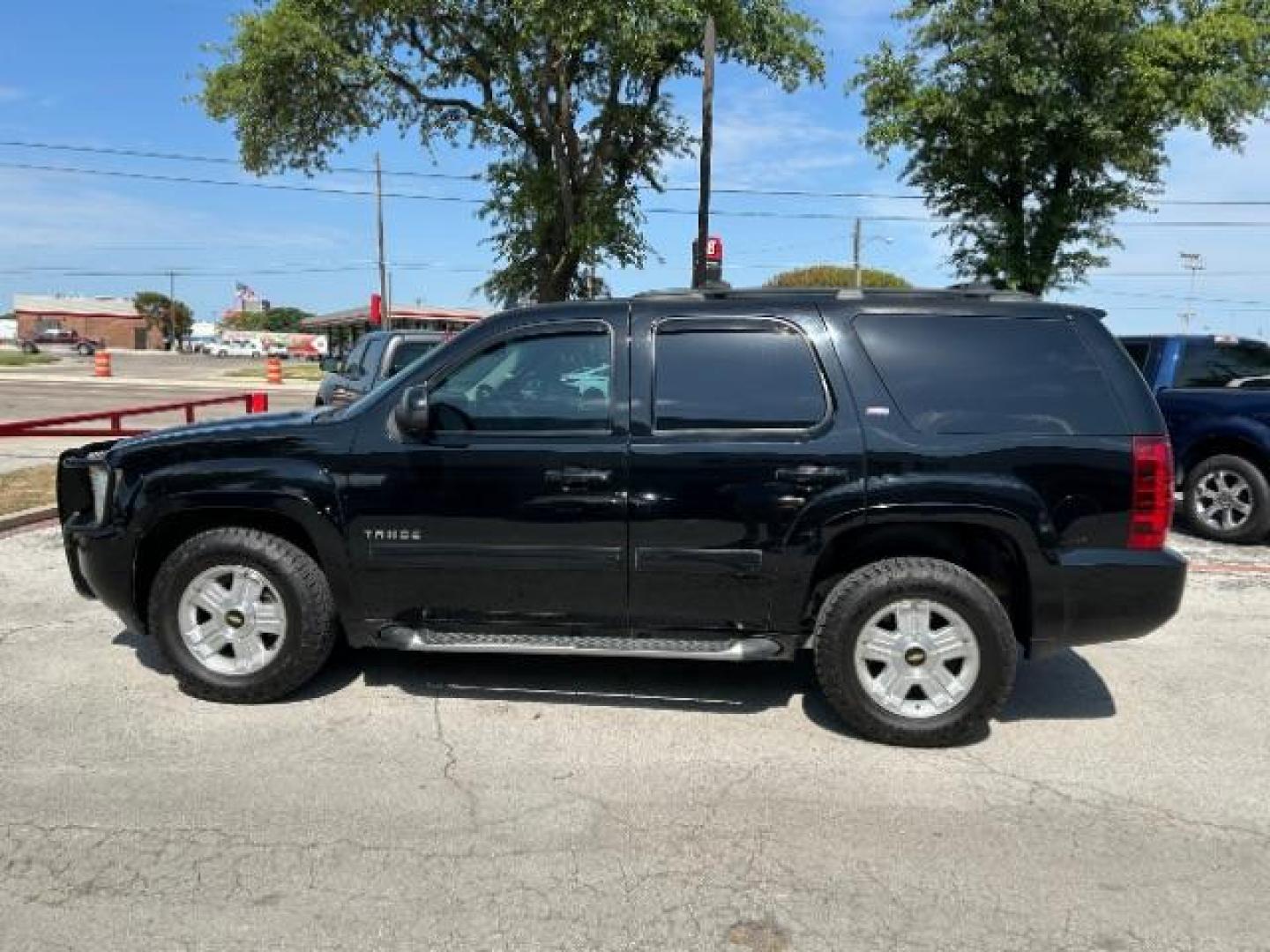 2013 Black Chevrolet Tahoe LT 4WD (1GNSKBE09DR) with an 5.3L V8 OHV 16V FFV engine, 6-Speed Automatic transmission, located at 12182 Garland Rd, Dallas, TX, 75218, (214) 521-2040, 0.000000, 0.000000 - Photo#3