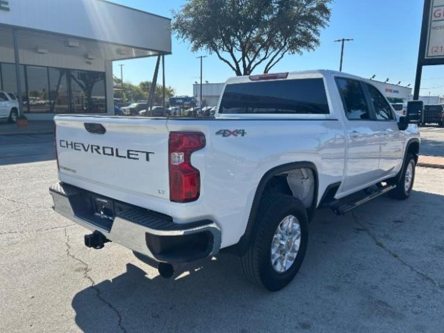 2021 White /Jet Black, cloth Chevrolet Silverado 2500HD LT Crew Cab Short Bo (1GC1YNEY9MF) with an 6.6L V8 OHV 16V DIES engine, 6-Speed Automatic transmission, located at 12182 Garland Rd, Dallas, TX, 75218, (214) 521-2040, 0.000000, 0.000000 - Photo#6