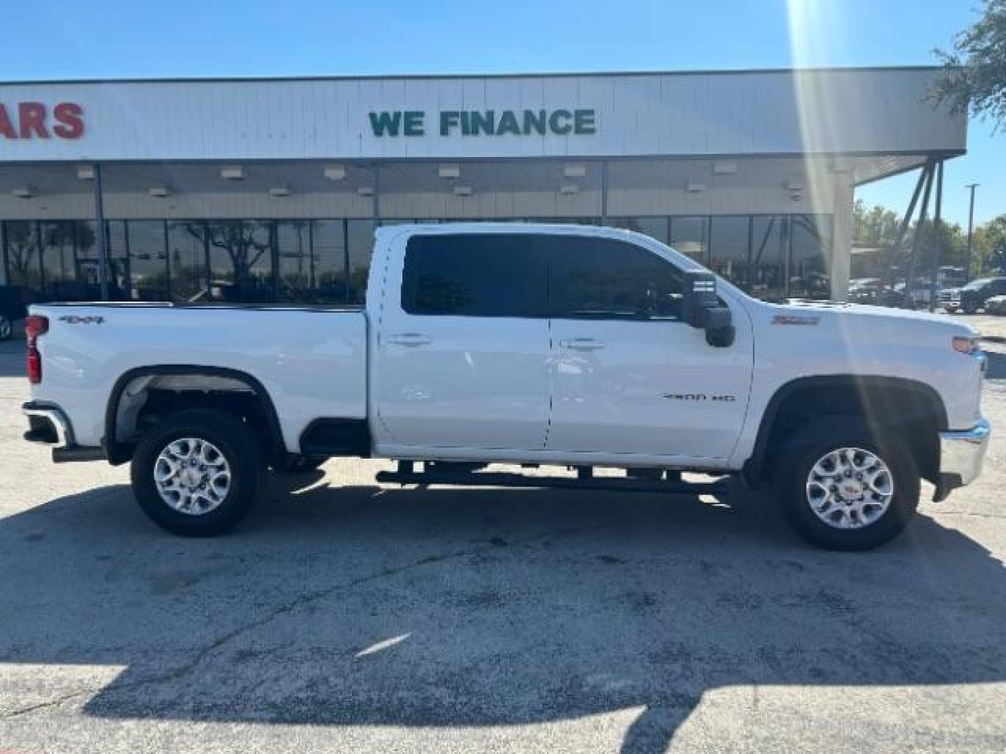 2021 White /Jet Black, cloth Chevrolet Silverado 2500HD LT Crew Cab Short Bo (1GC1YNEY9MF) with an 6.6L V8 OHV 16V DIES engine, 6-Speed Automatic transmission, located at 12182 Garland Rd, Dallas, TX, 75218, (214) 521-2040, 0.000000, 0.000000 - Photo#7