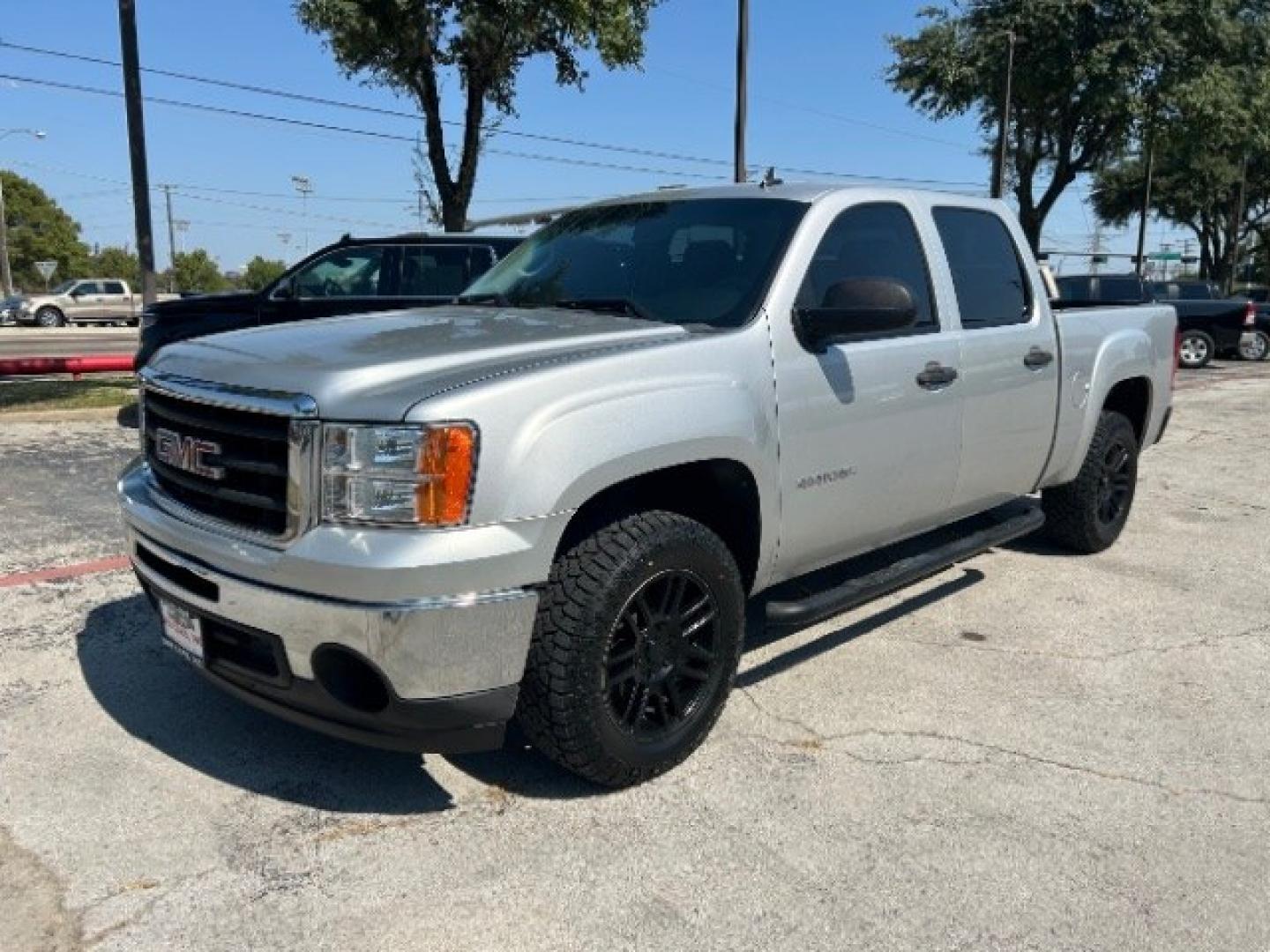 2010 Pure Silver Metallic /Ebony Leather Interior GMC Sierra 1500 SLE Crew Cab 2WD (3GTRCVE0XAG) with an 5.3L V8 OHV 16V FFV engine, 6-Speed Automatic transmission, located at 12182 Garland Rd, Dallas, TX, 75218, (214) 521-2040, 0.000000, 0.000000- Photo#2