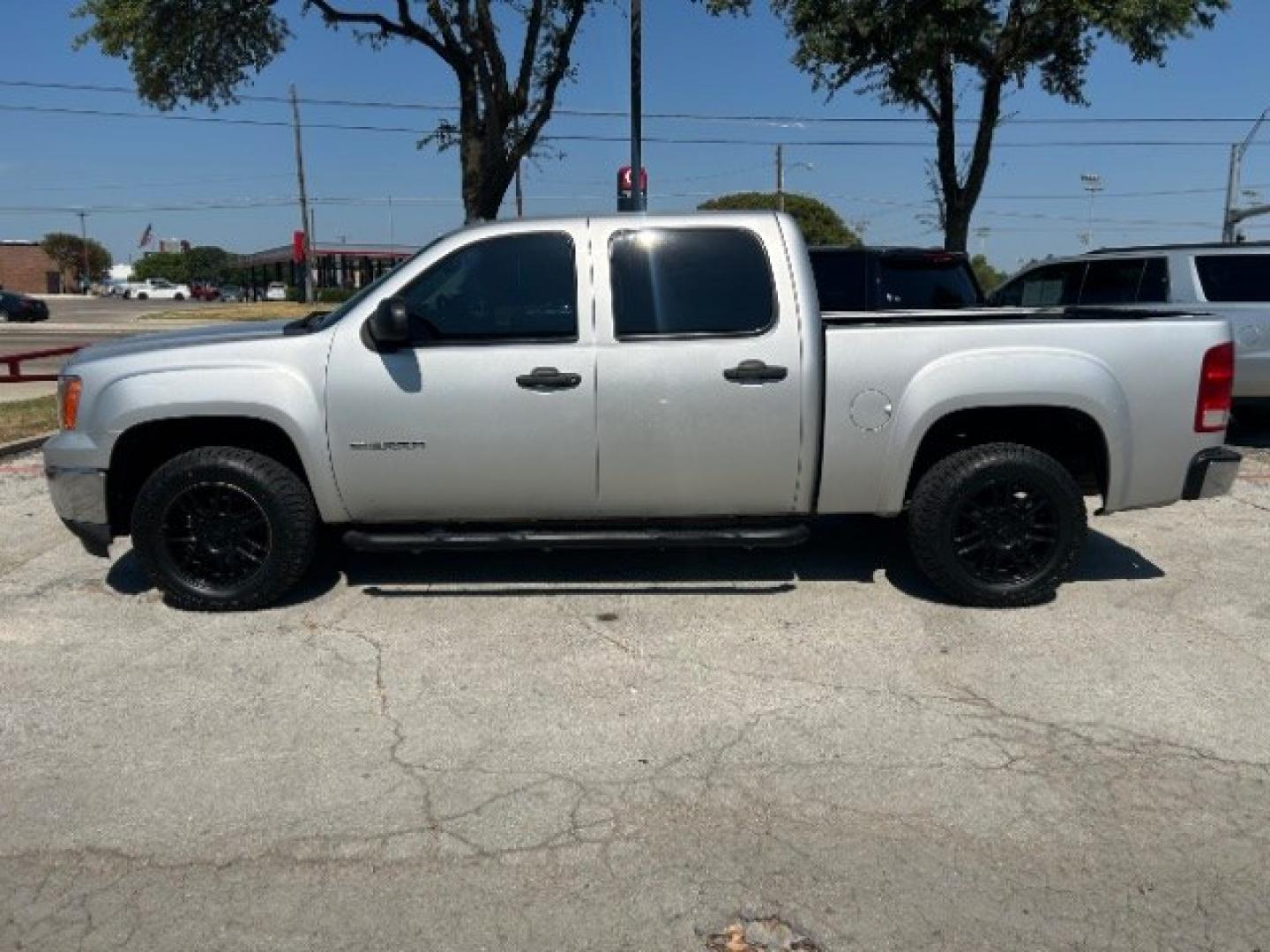 2010 Pure Silver Metallic /Ebony Leather Interior GMC Sierra 1500 SLE Crew Cab 2WD (3GTRCVE0XAG) with an 5.3L V8 OHV 16V FFV engine, 6-Speed Automatic transmission, located at 12182 Garland Rd, Dallas, TX, 75218, (214) 521-2040, 0.000000, 0.000000- Photo#3