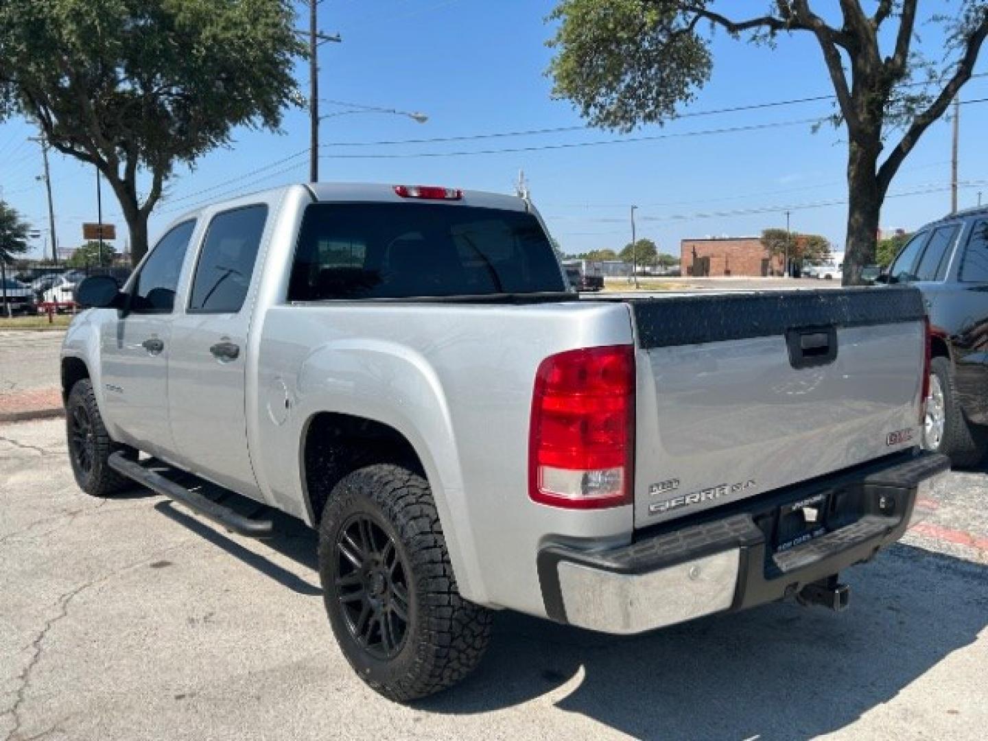 2010 Pure Silver Metallic /Ebony Leather Interior GMC Sierra 1500 SLE Crew Cab 2WD (3GTRCVE0XAG) with an 5.3L V8 OHV 16V FFV engine, 6-Speed Automatic transmission, located at 12182 Garland Rd, Dallas, TX, 75218, (214) 521-2040, 0.000000, 0.000000- Photo#4