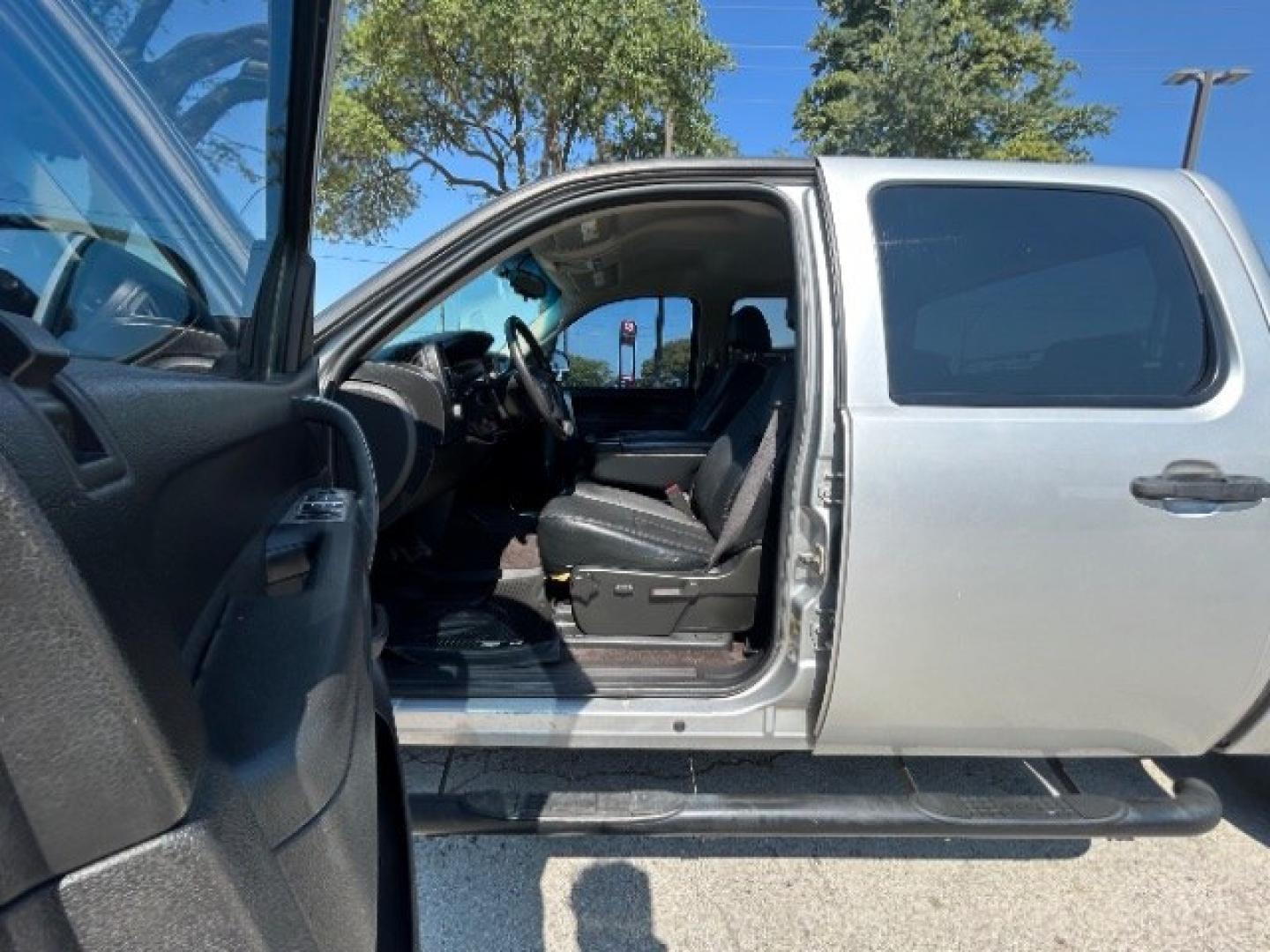 2010 Pure Silver Metallic /Ebony Leather Interior GMC Sierra 1500 SLE Crew Cab 2WD (3GTRCVE0XAG) with an 5.3L V8 OHV 16V FFV engine, 6-Speed Automatic transmission, located at 12182 Garland Rd, Dallas, TX, 75218, (214) 521-2040, 0.000000, 0.000000- Photo#12