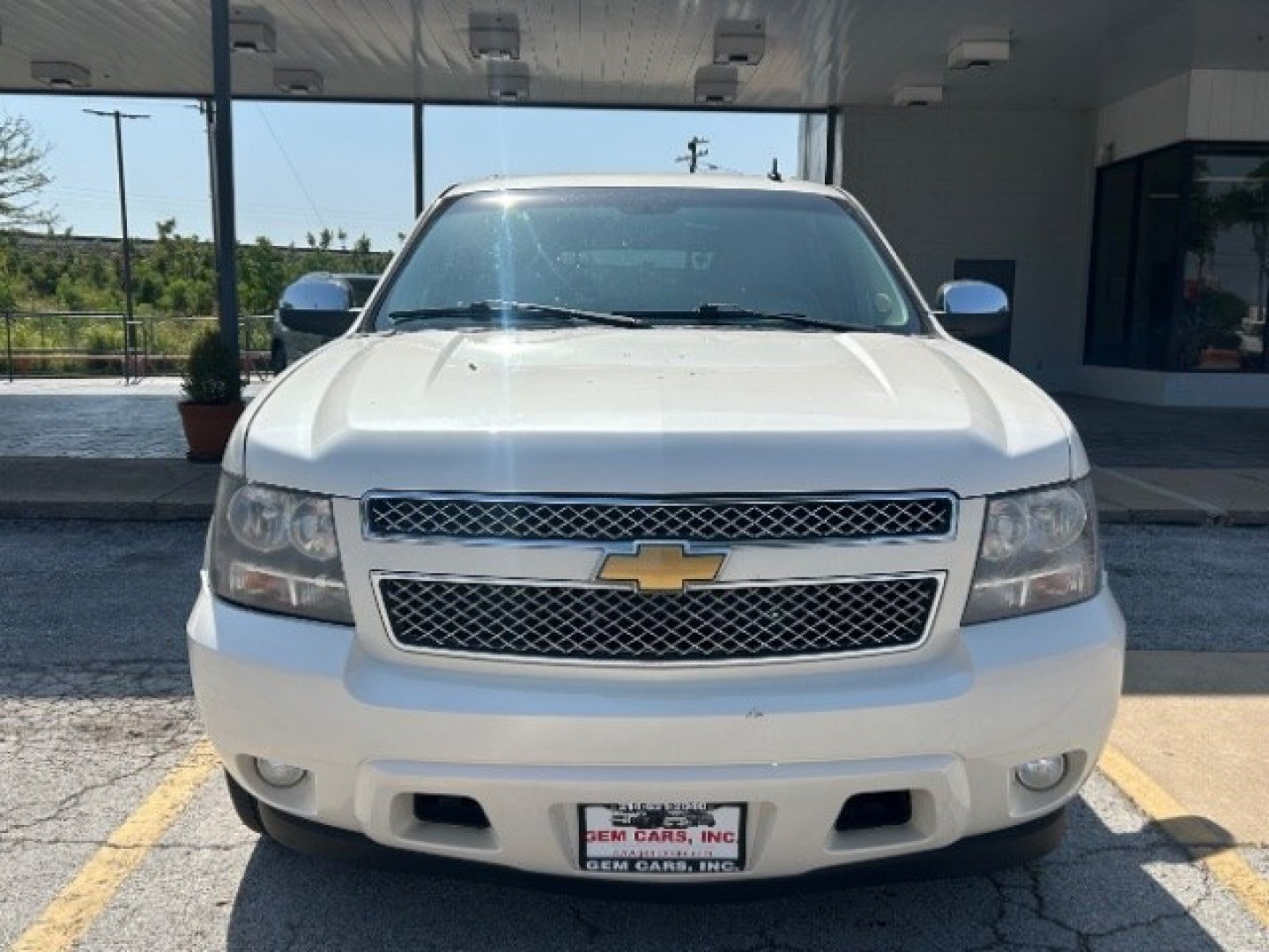 2013 Summit White Chevrolet Suburban LTZ 1500 2WD (1GNSCKE04DR) with an 5.3L V8 OHV 16V FFV engine, 6-Speed Automatic transmission, located at 12182 Garland Rd, Dallas, TX, 75218, (214) 521-2040, 0.000000, 0.000000- Photo#1