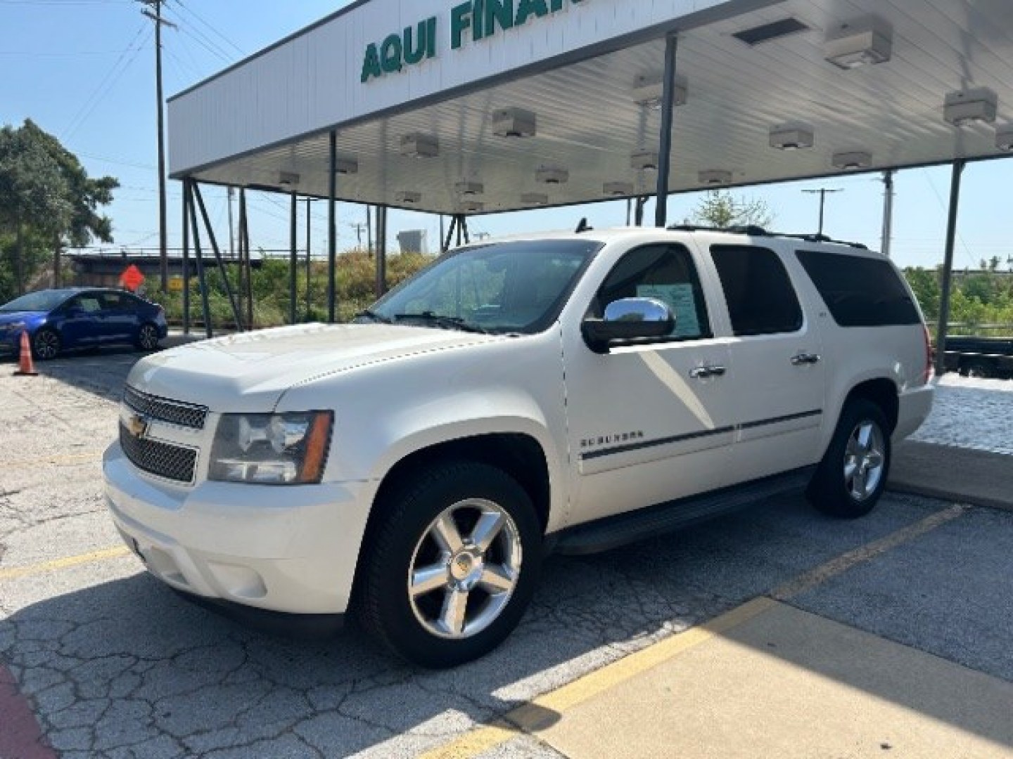 2013 Summit White Chevrolet Suburban LTZ 1500 2WD (1GNSCKE04DR) with an 5.3L V8 OHV 16V FFV engine, 6-Speed Automatic transmission, located at 12182 Garland Rd, Dallas, TX, 75218, (214) 521-2040, 0.000000, 0.000000- Photo#2