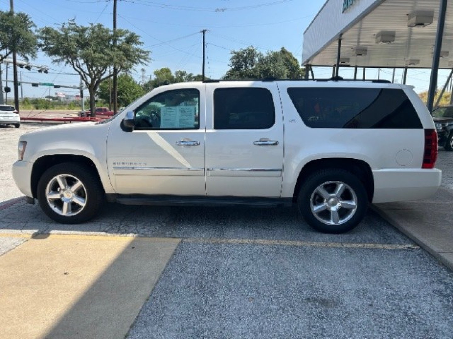 2013 Summit White Chevrolet Suburban LTZ 1500 2WD (1GNSCKE04DR) with an 5.3L V8 OHV 16V FFV engine, 6-Speed Automatic transmission, located at 12182 Garland Rd, Dallas, TX, 75218, (214) 521-2040, 0.000000, 0.000000- Photo#3
