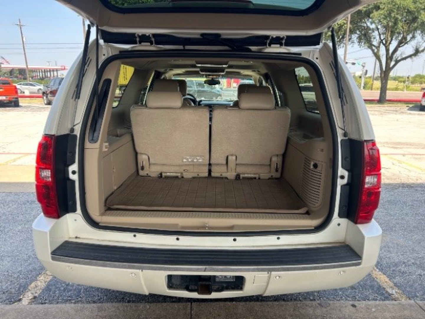 2013 Summit White Chevrolet Suburban LTZ 1500 2WD (1GNSCKE04DR) with an 5.3L V8 OHV 16V FFV engine, 6-Speed Automatic transmission, located at 12182 Garland Rd, Dallas, TX, 75218, (214) 521-2040, 0.000000, 0.000000- Photo#6