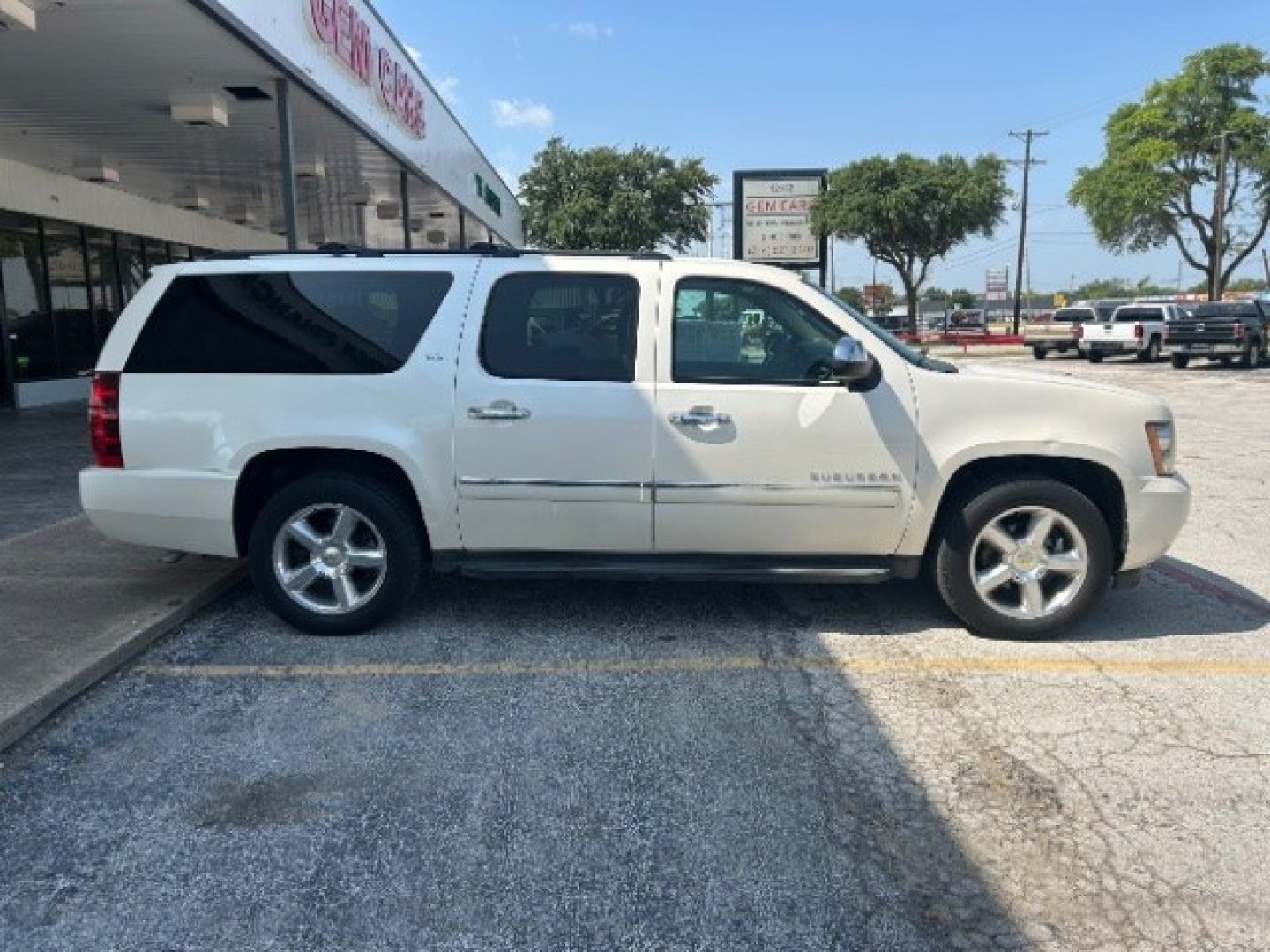 2013 Summit White Chevrolet Suburban LTZ 1500 2WD (1GNSCKE04DR) with an 5.3L V8 OHV 16V FFV engine, 6-Speed Automatic transmission, located at 12182 Garland Rd, Dallas, TX, 75218, (214) 521-2040, 0.000000, 0.000000- Photo#8