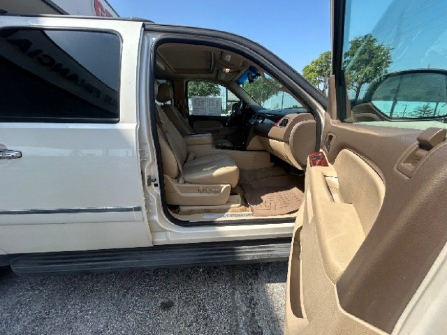 2013 Summit White Chevrolet Suburban LTZ 1500 2WD (1GNSCKE04DR) with an 5.3L V8 OHV 16V FFV engine, 6-Speed Automatic transmission, located at 12182 Garland Rd, Dallas, TX, 75218, (214) 521-2040, 0.000000, 0.000000- Photo#9