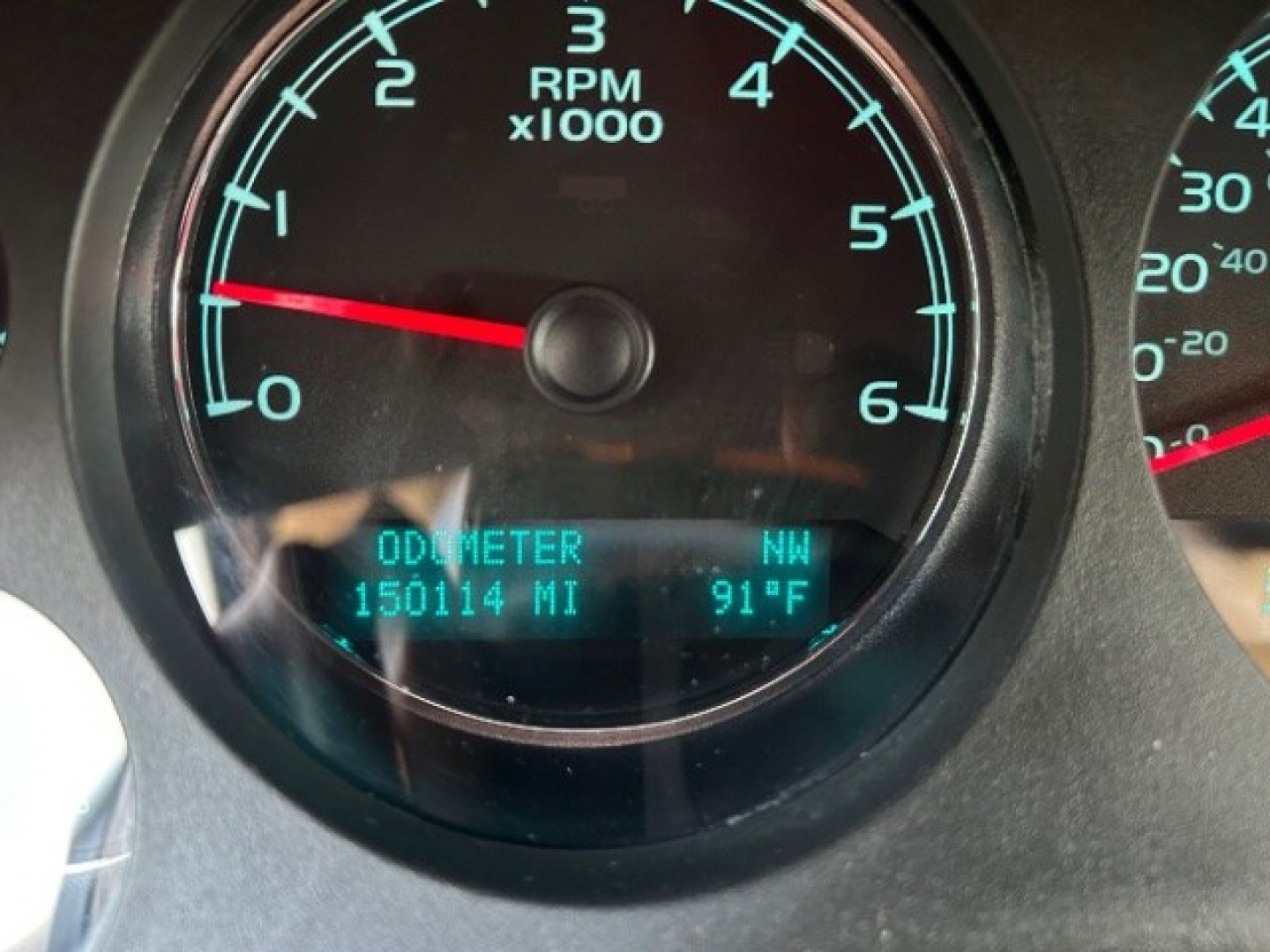 2013 Summit White Chevrolet Suburban LTZ 1500 2WD (1GNSCKE04DR) with an 5.3L V8 OHV 16V FFV engine, 6-Speed Automatic transmission, located at 12182 Garland Rd, Dallas, TX, 75218, (214) 521-2040, 0.000000, 0.000000- Photo#15