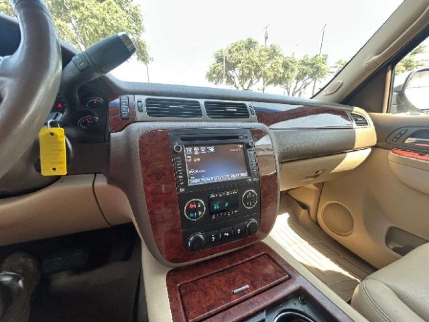 2013 Summit White Chevrolet Suburban LTZ 1500 2WD (1GNSCKE04DR) with an 5.3L V8 OHV 16V FFV engine, 6-Speed Automatic transmission, located at 12182 Garland Rd, Dallas, TX, 75218, (214) 521-2040, 0.000000, 0.000000- Photo#16