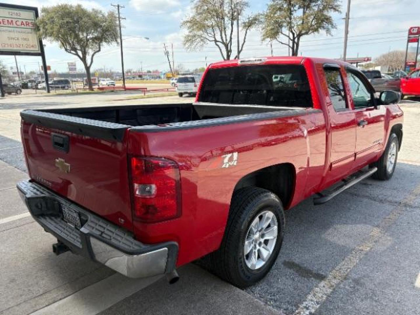 2013 Victory Red /Ebony Cloth Interior Chevrolet Silverado 1500 LT Ext. Cab 4WD (1GCRKSE78DZ) with an 5.3L V8 OHV 16V FFV engine, Automatic transmission, located at 12182 Garland Rd, Dallas, TX, 75218, (214) 521-2040, 0.000000, 0.000000 - Photo#6