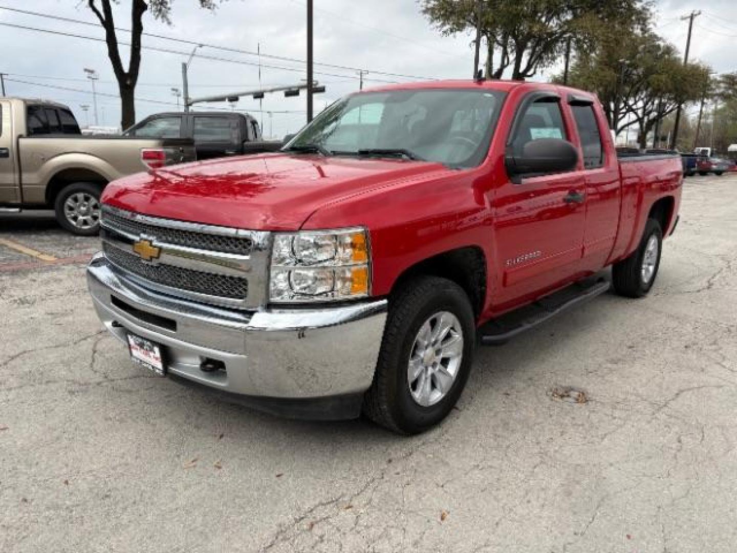 2013 Victory Red /Ebony Cloth Interior Chevrolet Silverado 1500 LT Ext. Cab 4WD (1GCRKSE78DZ) with an 5.3L V8 OHV 16V FFV engine, Automatic transmission, located at 12182 Garland Rd, Dallas, TX, 75218, (214) 521-2040, 0.000000, 0.000000 - Photo#15